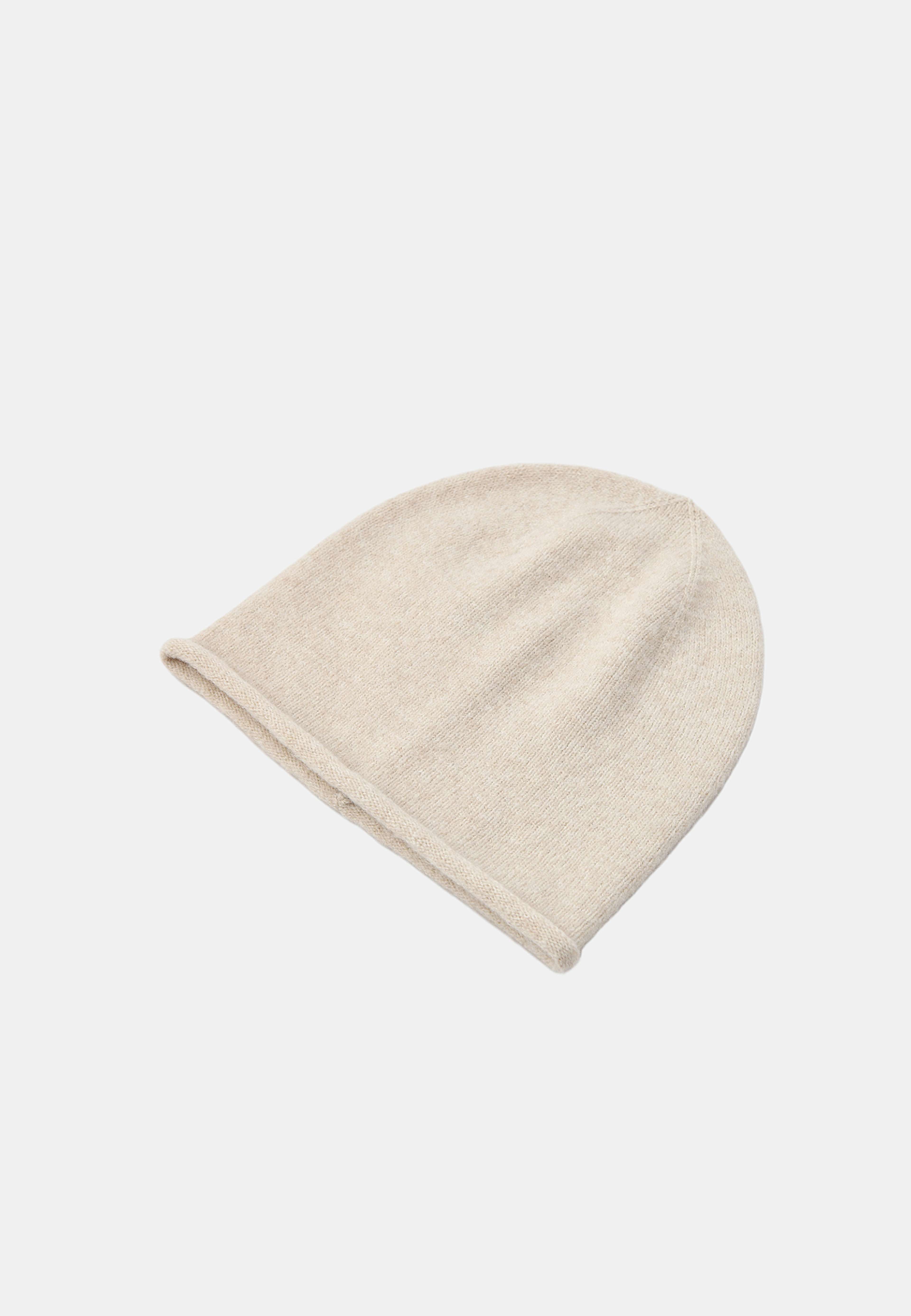 Mössa INA, från Å WOMAN, i färgen Off White. Klicka för att öppna bilden i stort format