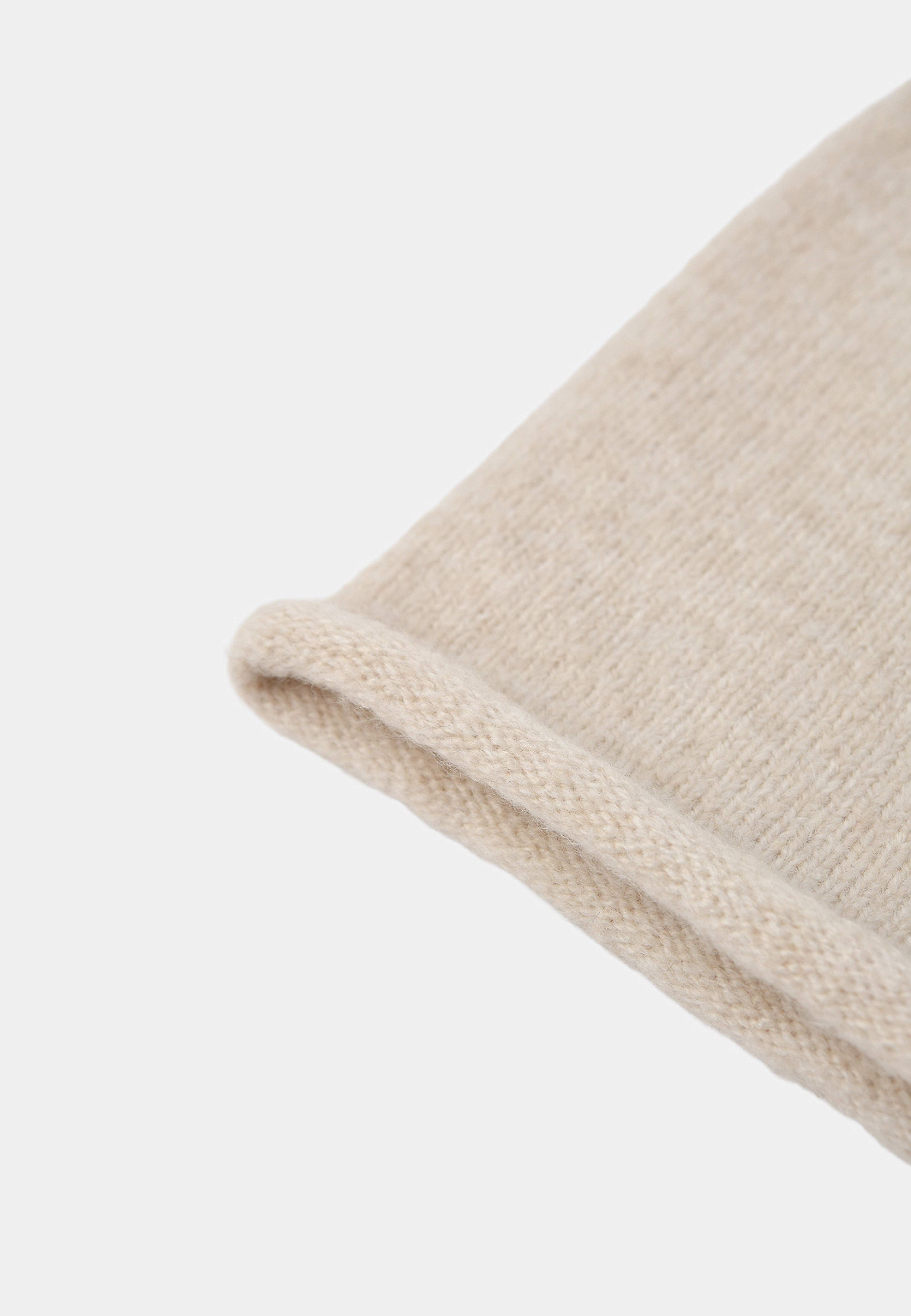 Mössa INA, från Å WOMAN, i färgen Off White. Klicka för att öppna bilden i stort format