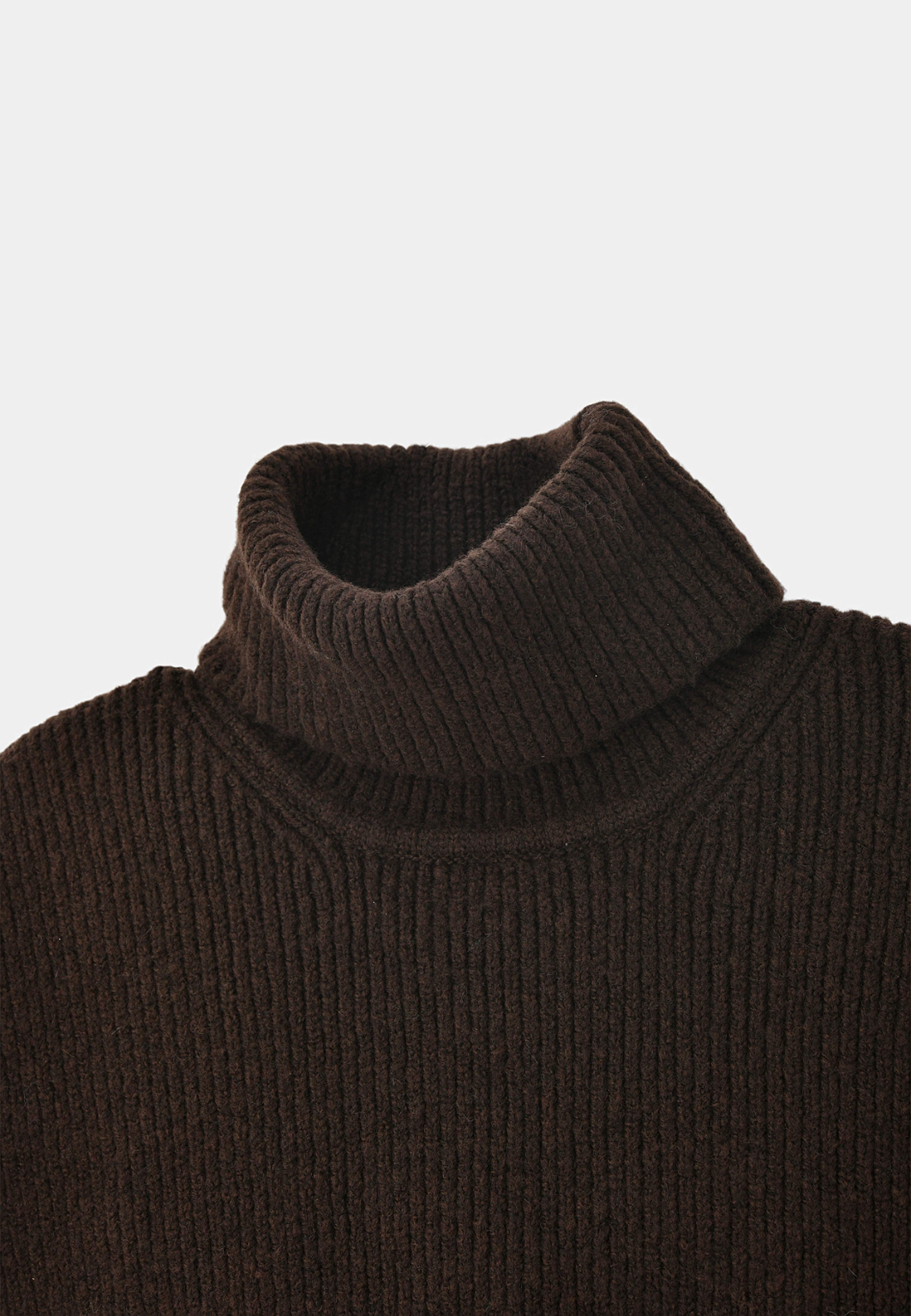 Fuskpolo INA, från Å WOMAN, i färgen Dark Brown. Klicka för att öppna bilden i stort format