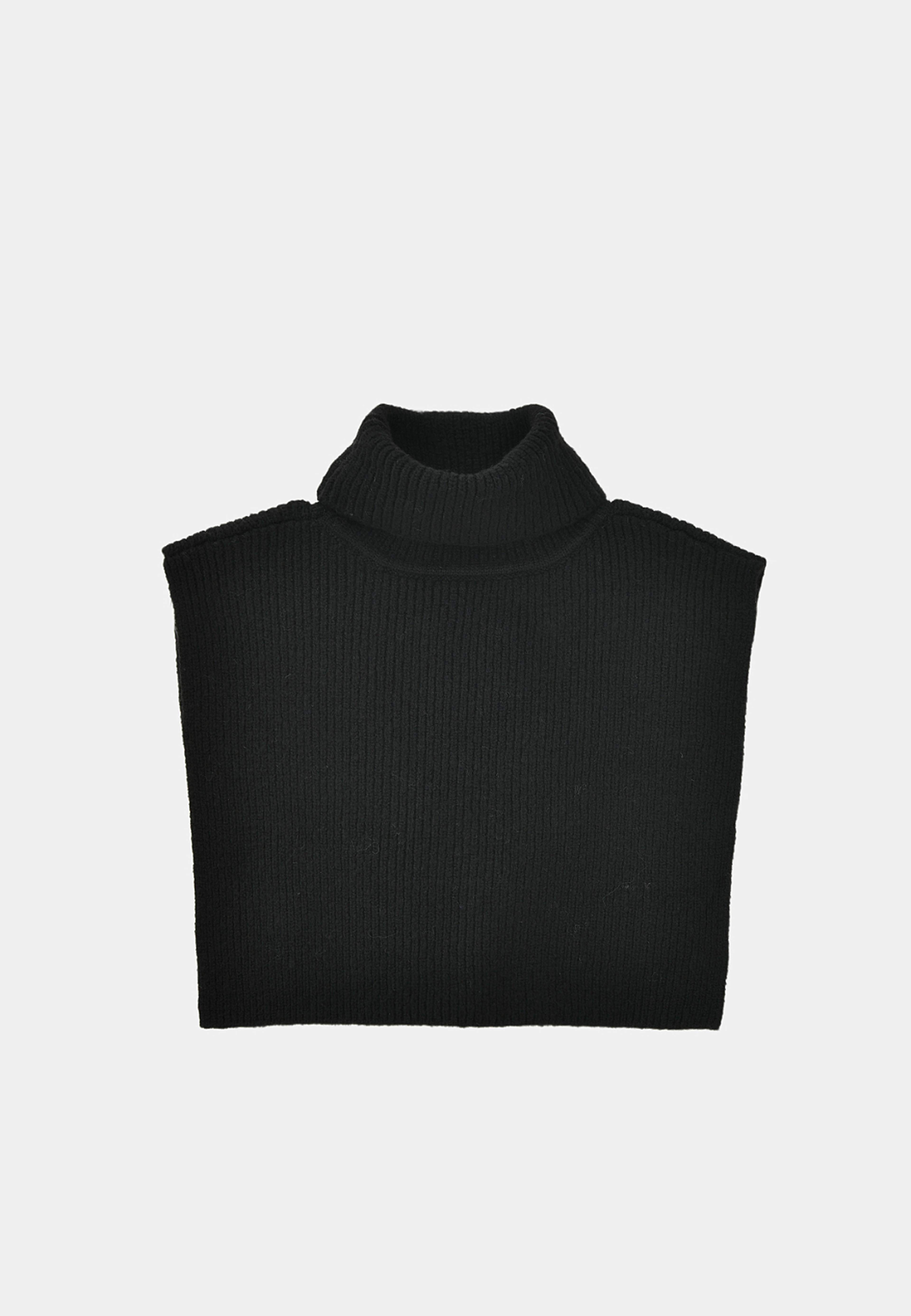 Fuskpolo INA, från Å WOMAN, i färgen Black. Klicka för att öppna bilden i stort format