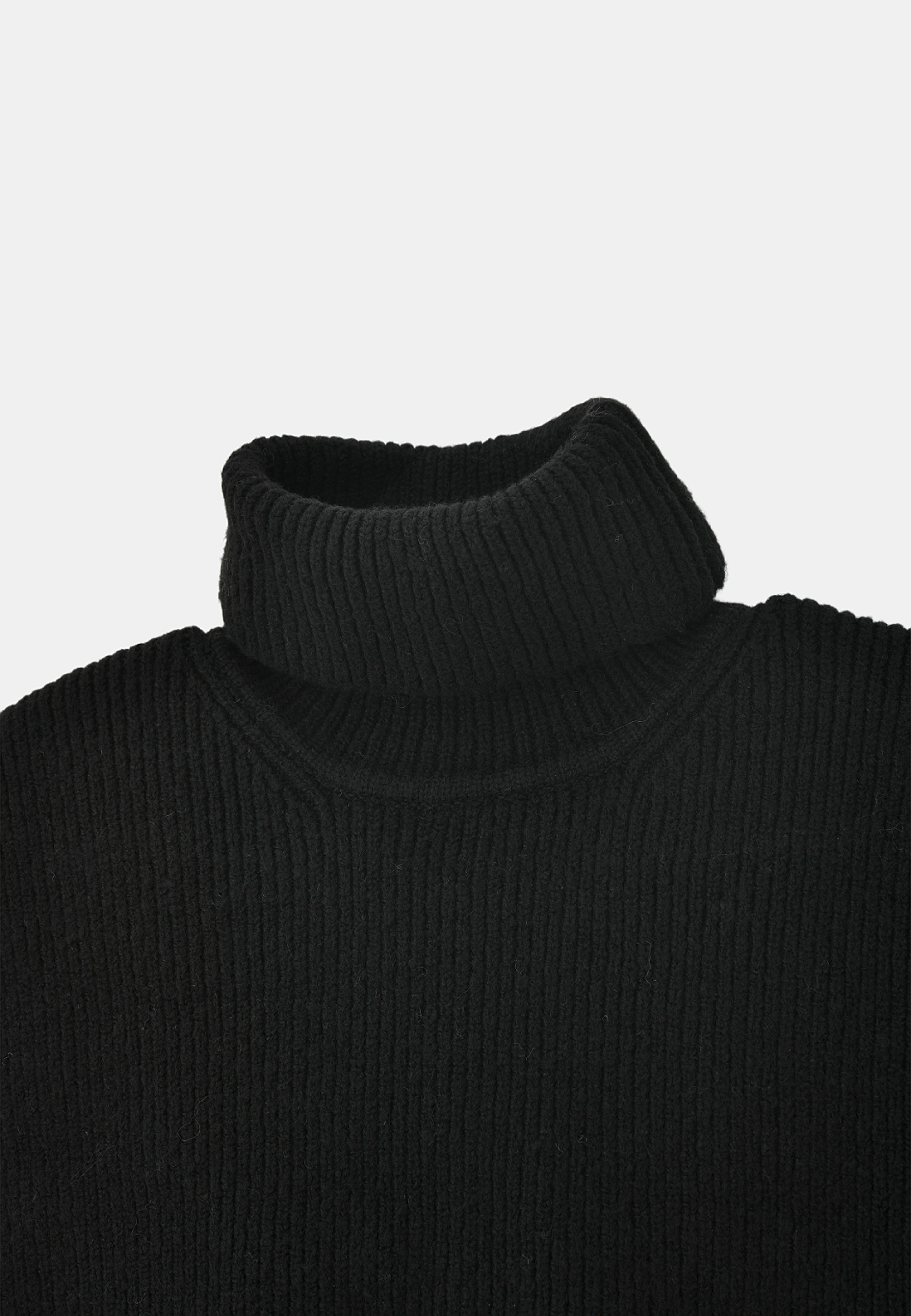 Fuskpolo INA, från Å WOMAN, i färgen Black. Klicka för att öppna bilden i stort format