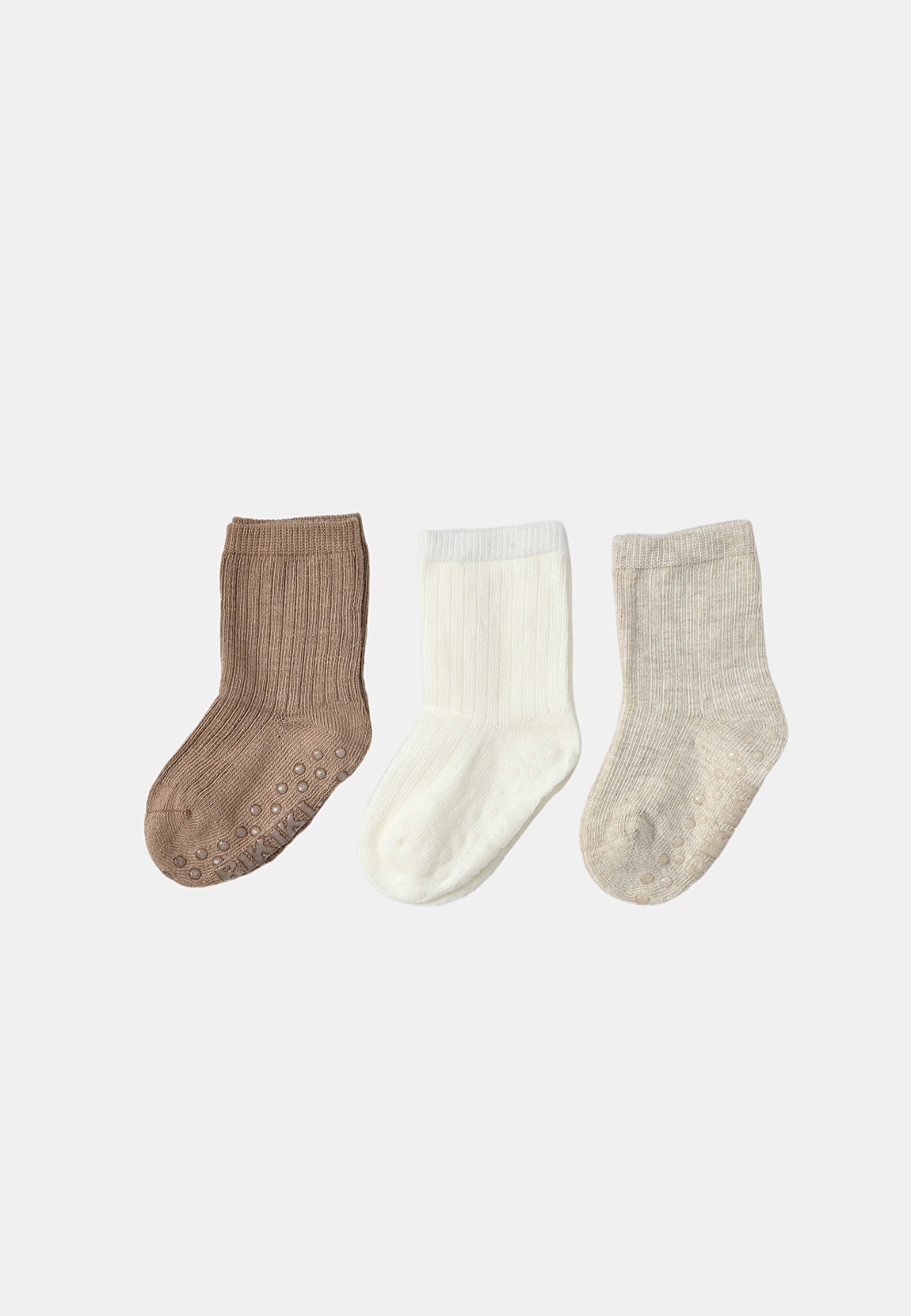 Babystrumpor med halkskydd, 3-pack, från RIKIKI, i färgen Beige. Klicka för att öppna bilden i stort format