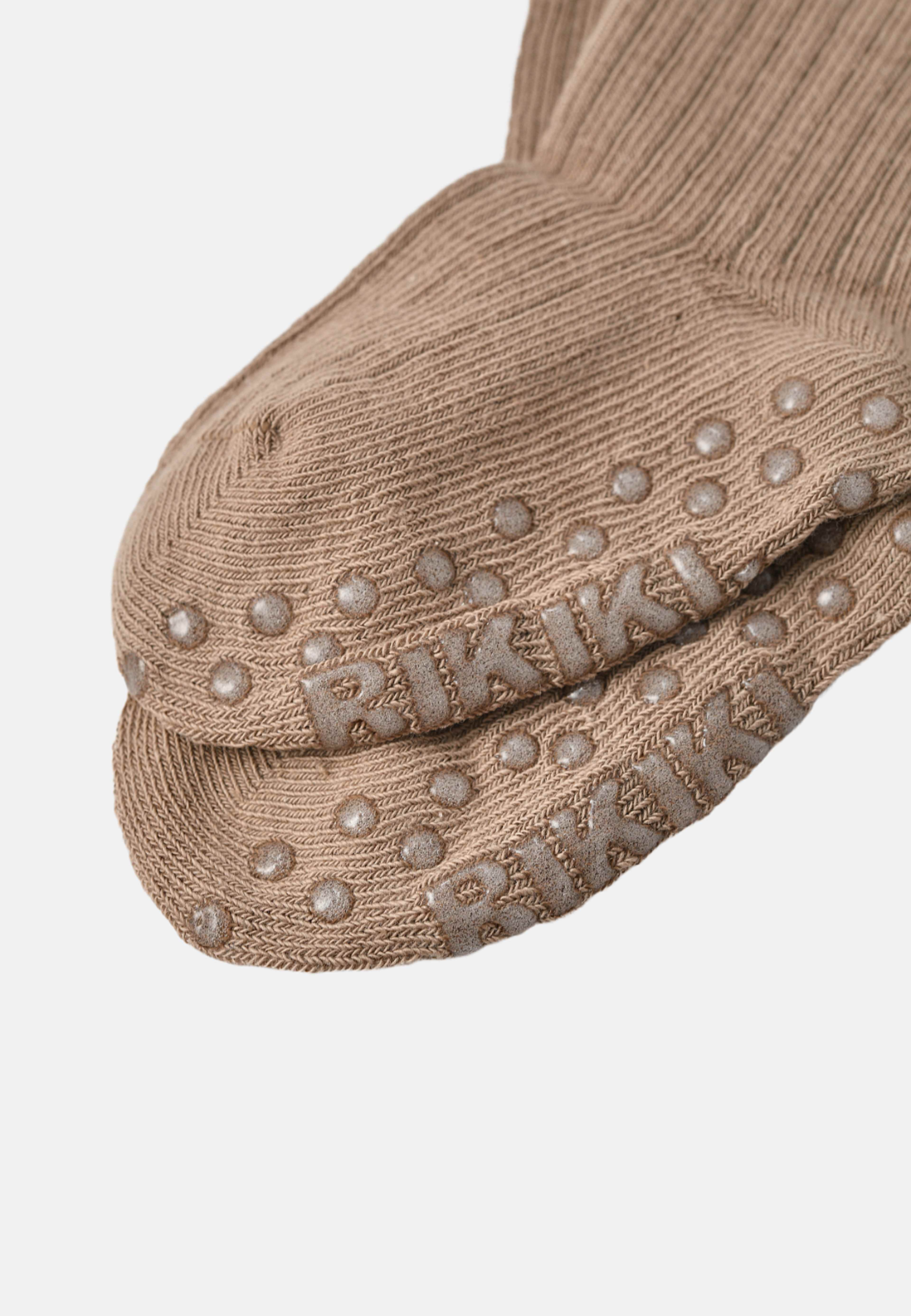Babystrumpor med halkskydd, 3-pack, från RIKIKI, i färgen Beige. Klicka för att öppna bilden i stort format