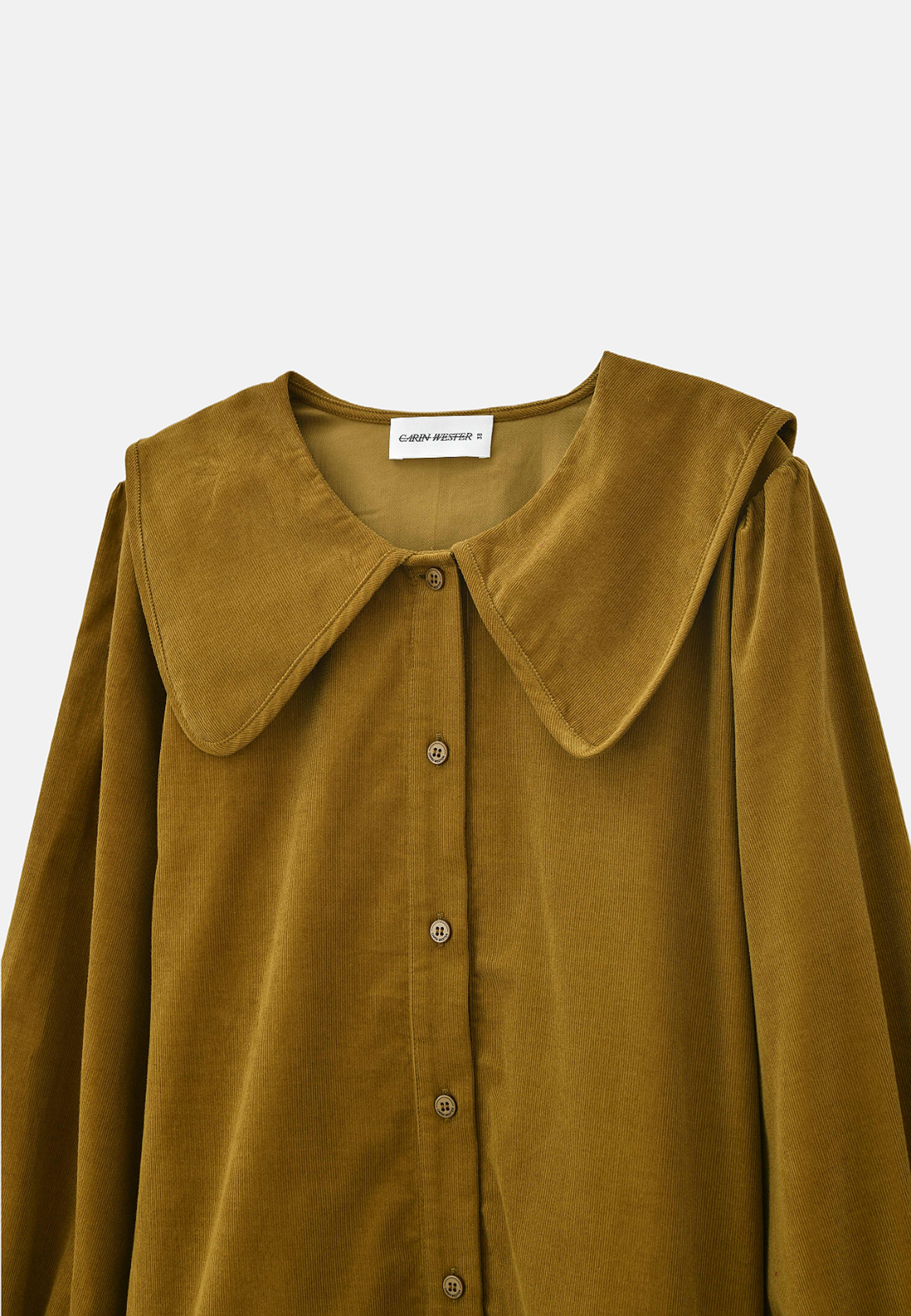 Manchesterblus AMELIE, från Carin Wester, i färgen Dark Olive. Klicka för att öppna bilden i stort format