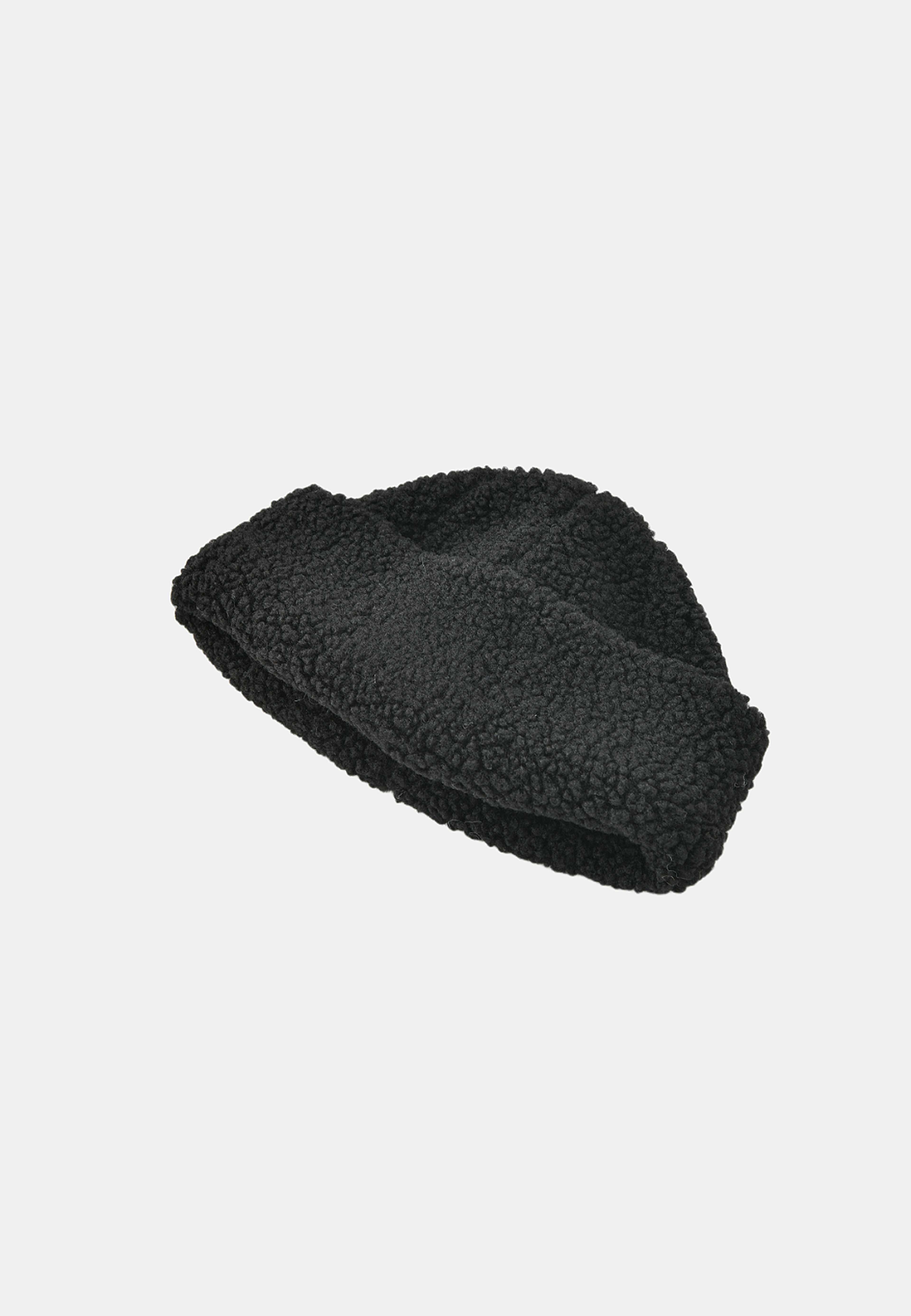 Mössa i pile BIRGITTA, från Carin Wester, i färgen Black. Klicka för att öppna bilden i stort format