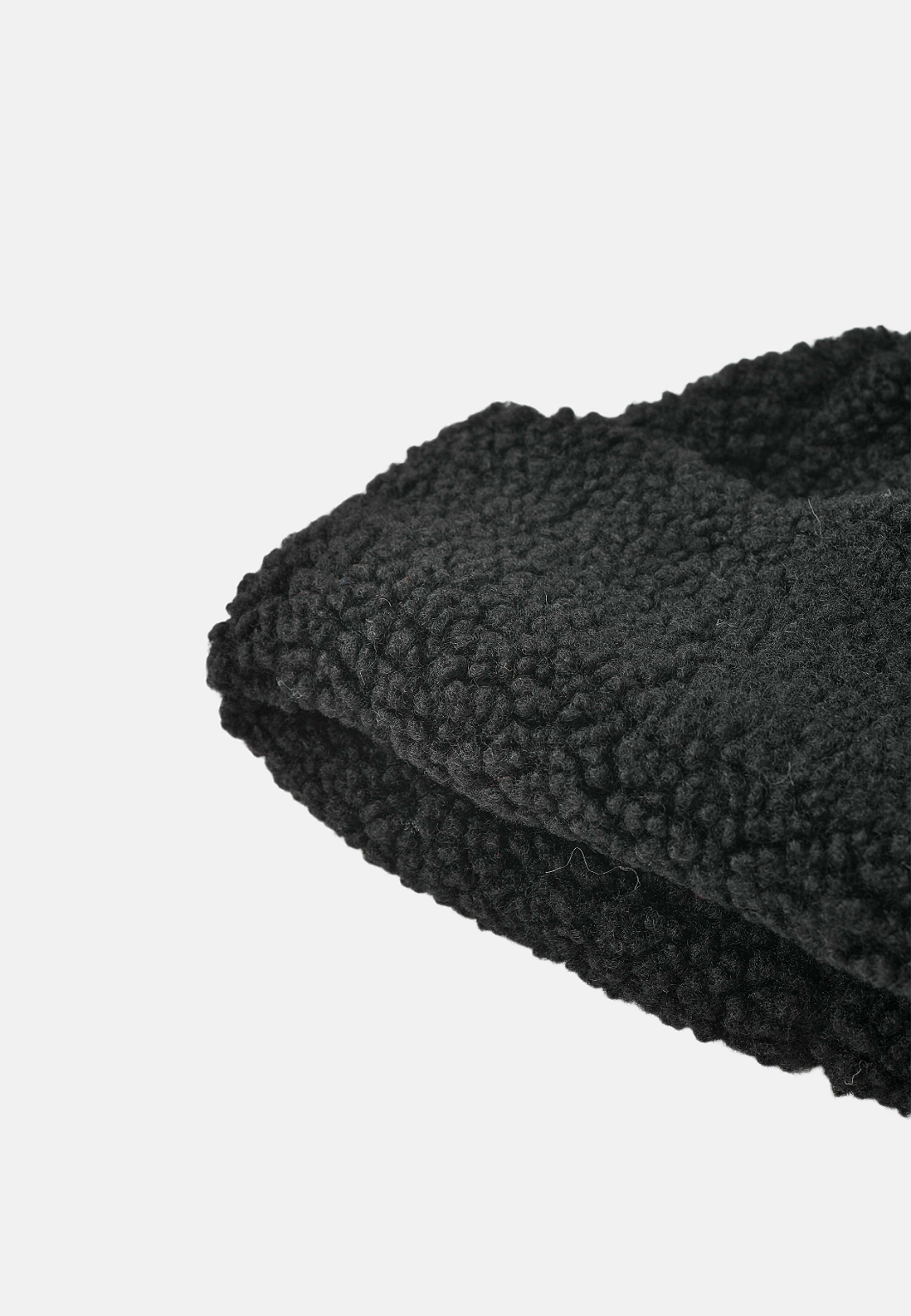 Mössa i pile BIRGITTA, från Carin Wester, i färgen Black. Klicka för att öppna bilden i stort format