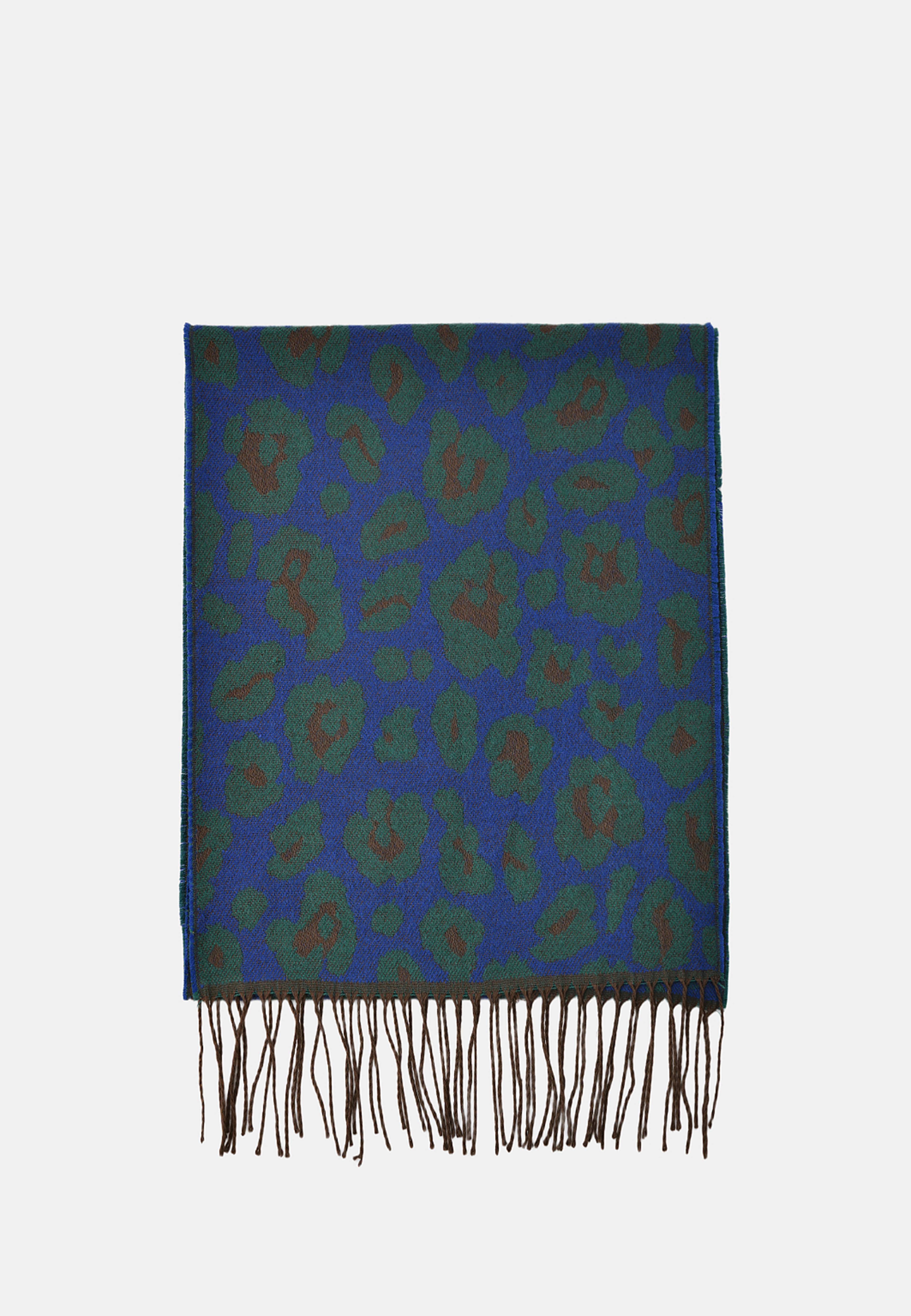 Halsduk med fransar ELLEN, från Å WOMAN, i färgen Blue Leopard. Klicka för att öppna bilden i stort format