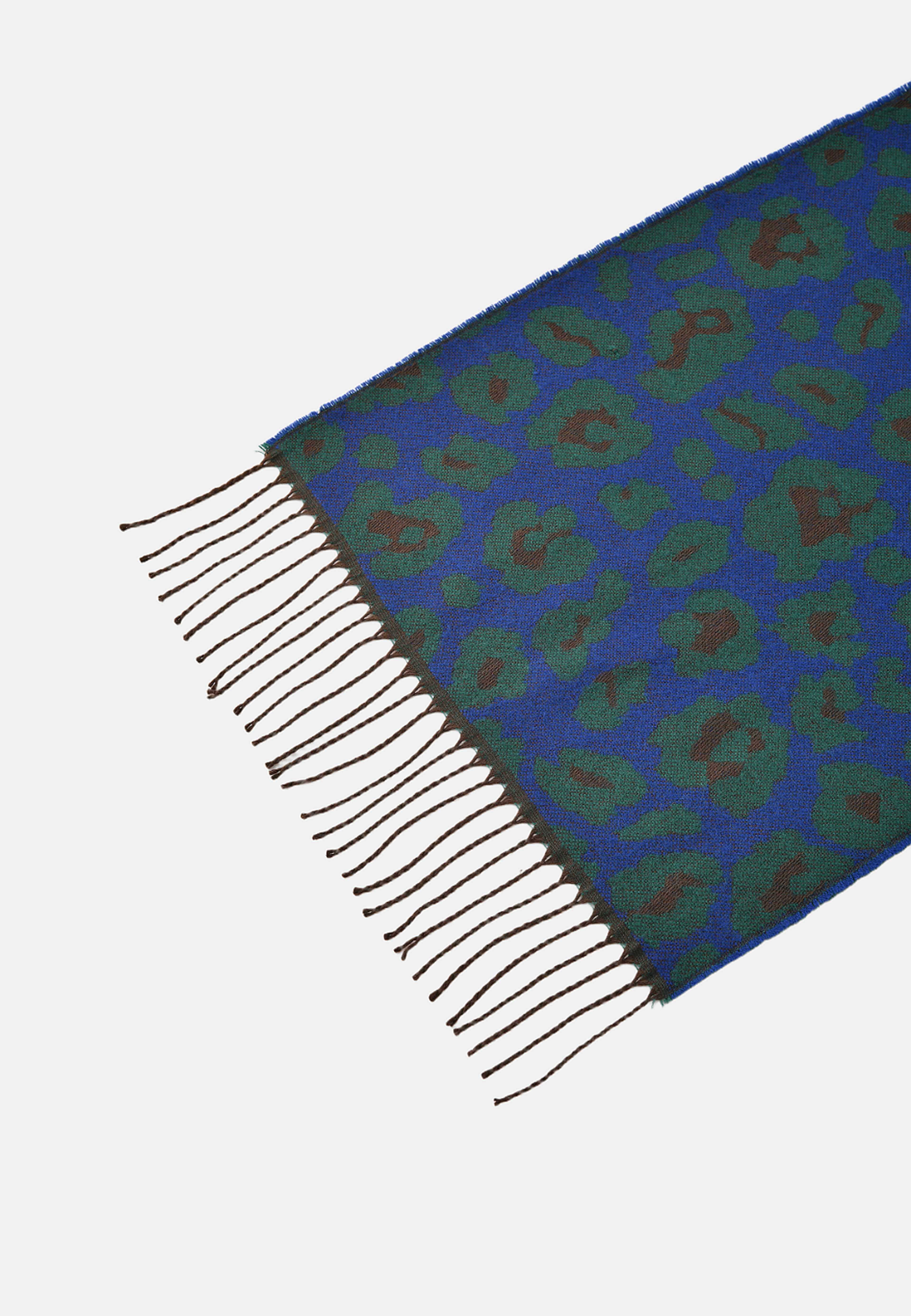 Halsduk med fransar ELLEN, från Å WOMAN, i färgen Blue Leopard. Klicka för att öppna bilden i stort format