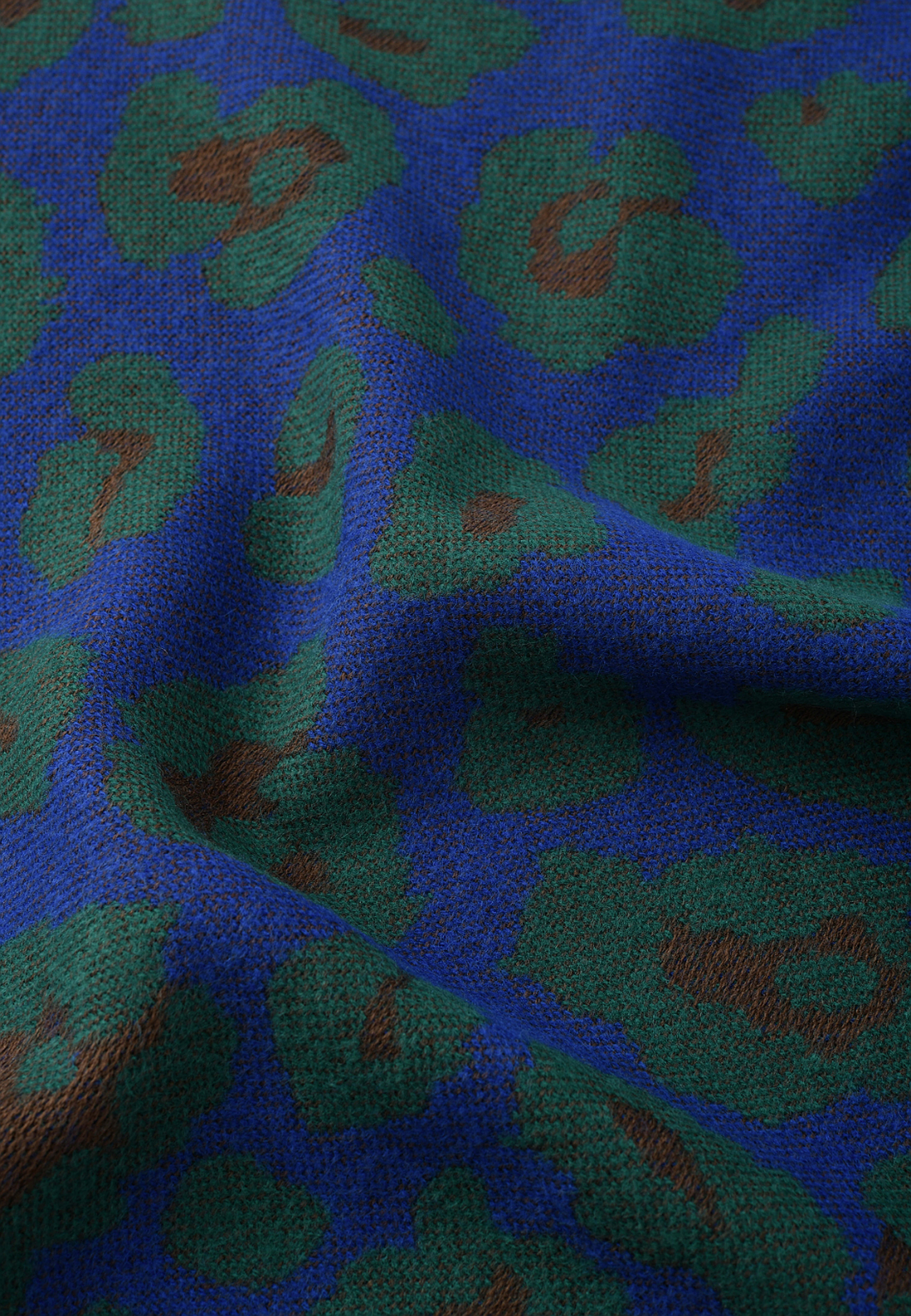 Halsduk med fransar ELLEN, från Å WOMAN, i färgen Blue Leopard. Klicka för att öppna bilden i stort format