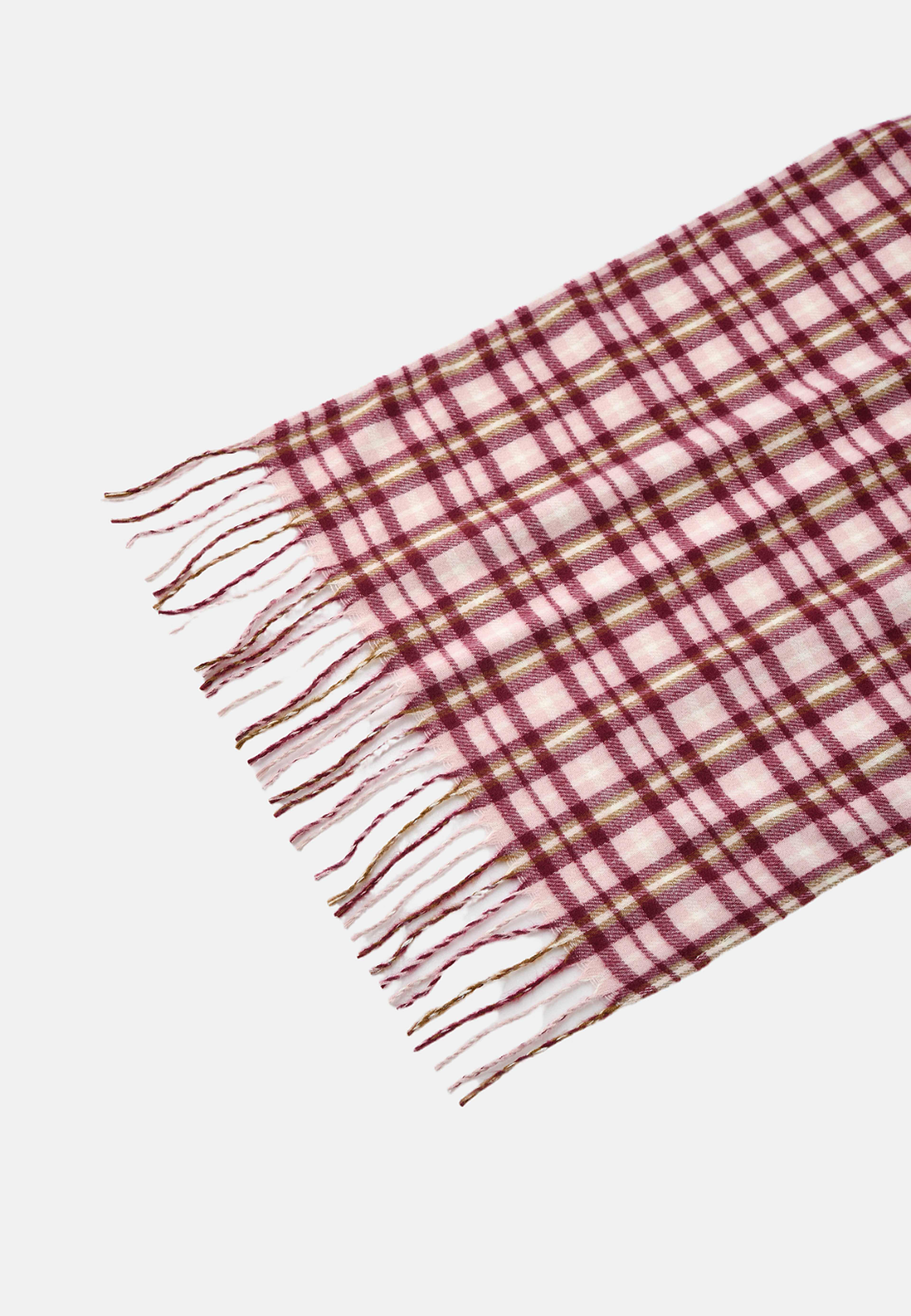 Halsduk med fransar ELLA, från Å WOMAN, i färgen Light Pink. Klicka för att öppna bilden i stort format