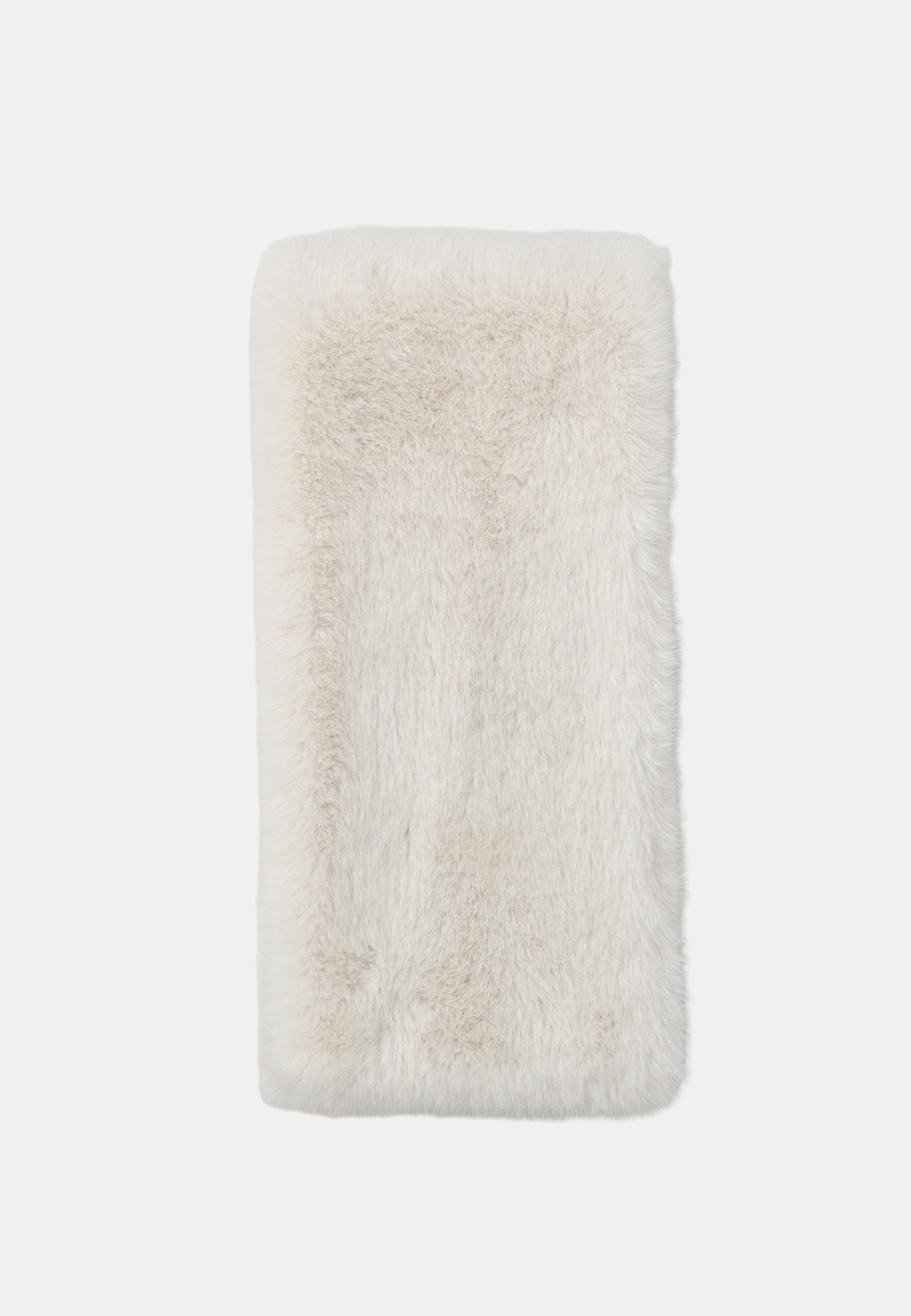 Scarf i fuskpäls AMMI, från Carin Wester, i färgen Cream White. Klicka för att öppna bilden i stort format
