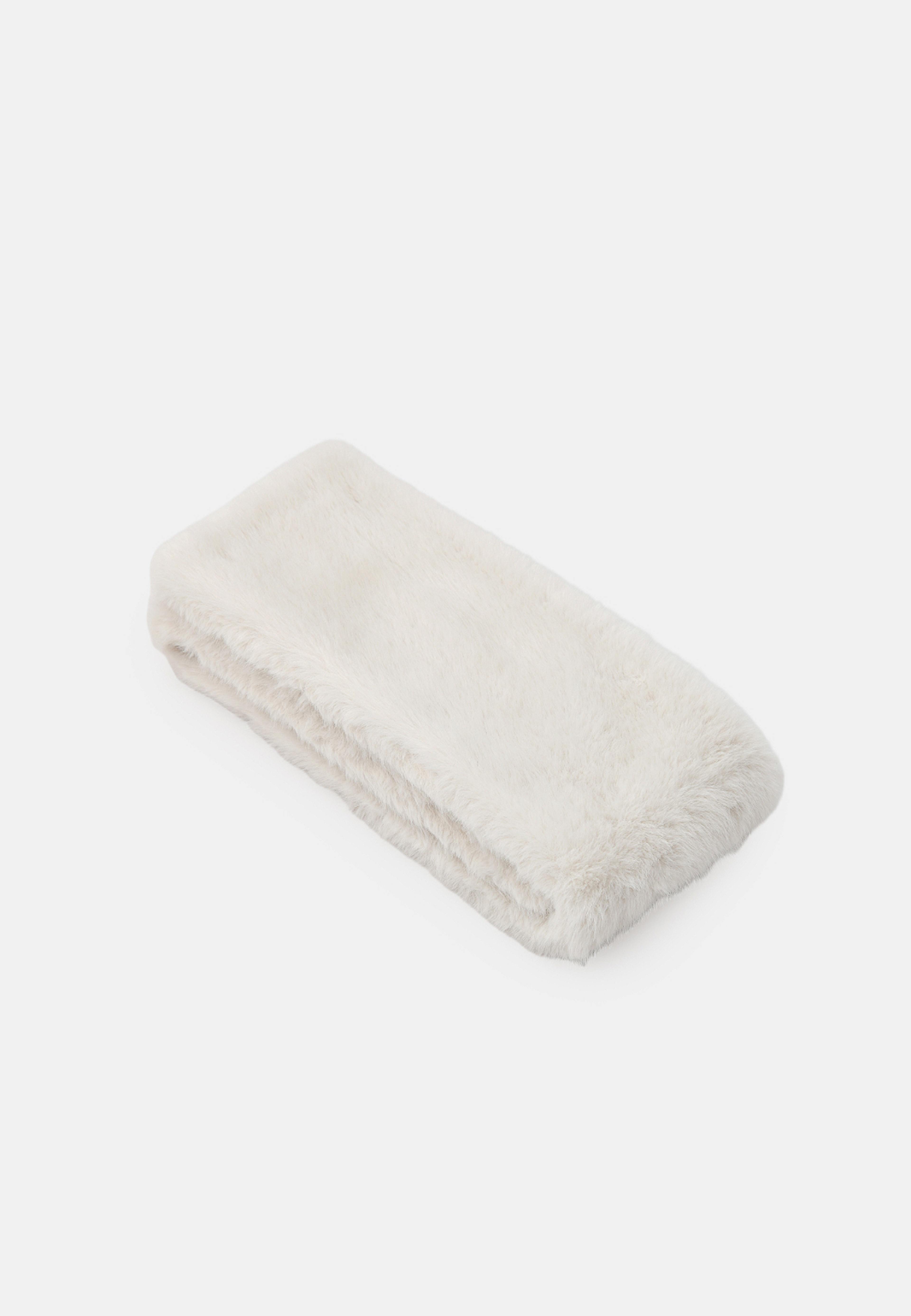 Scarf i fuskpäls AMMI, från Carin Wester, i färgen Cream White. Klicka för att öppna bilden i stort format