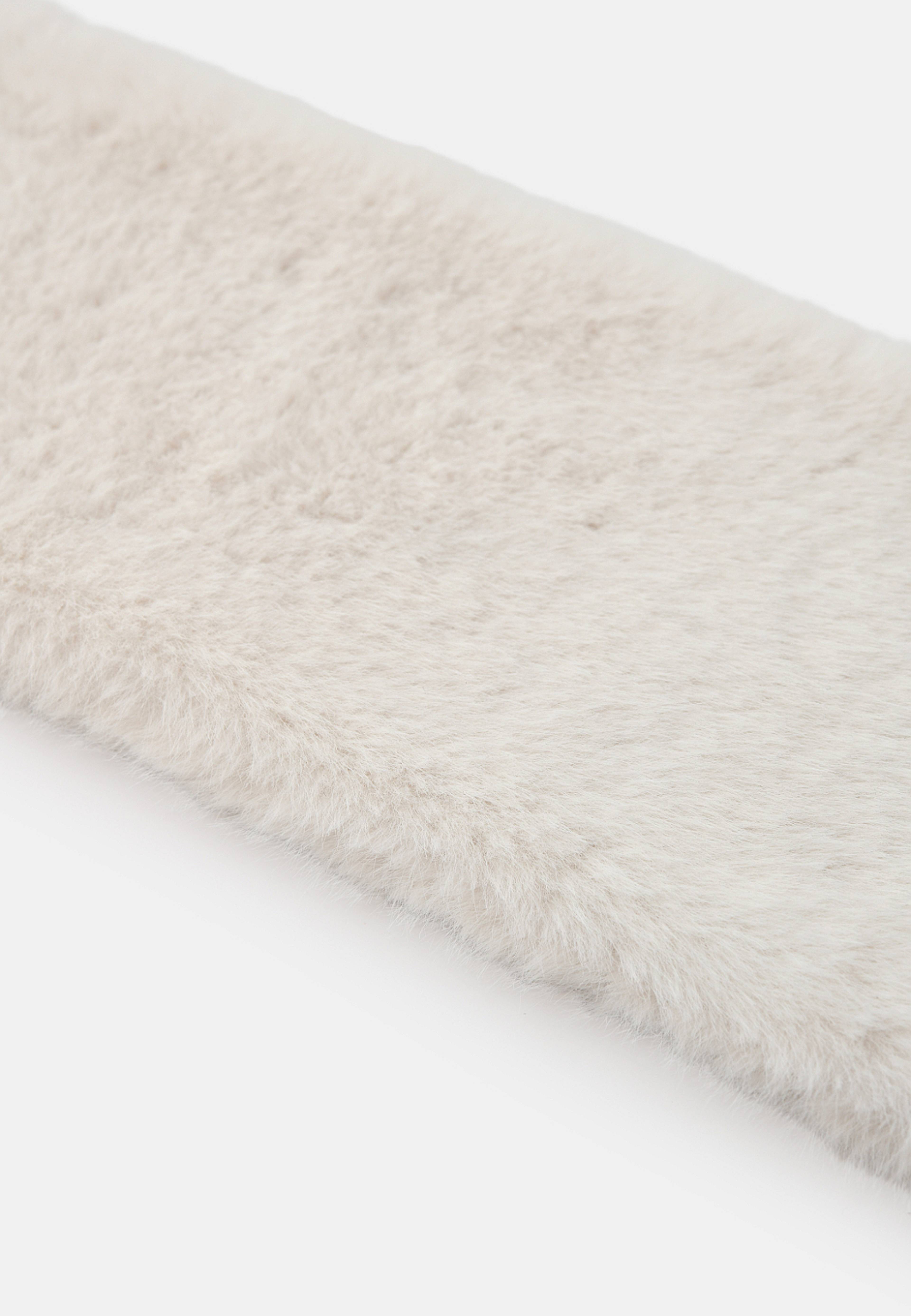 Scarf i fuskpäls AMMI, från Carin Wester, i färgen Cream White. Klicka för att öppna bilden i stort format