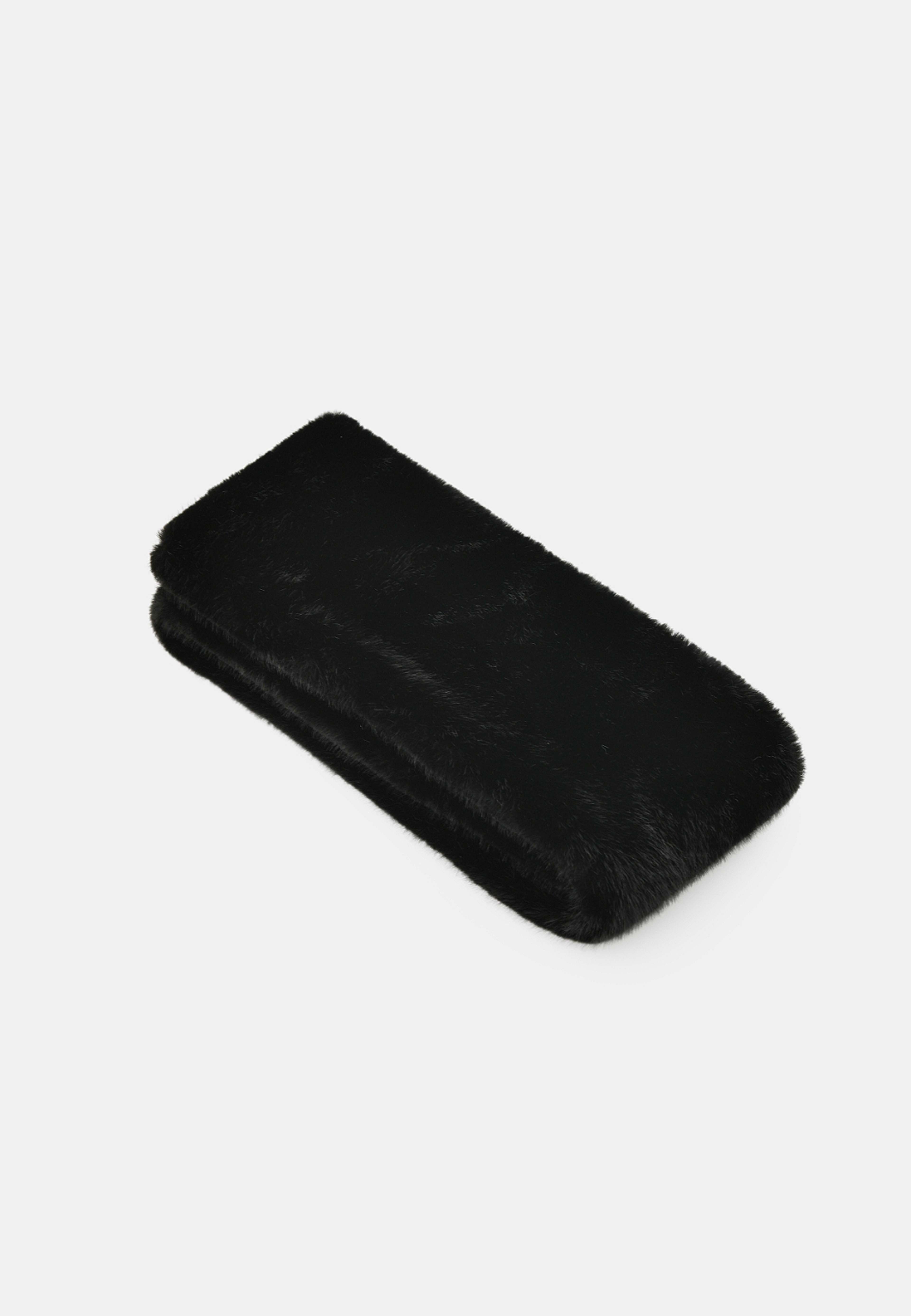Scarf i fuskpäls AMMI, från Carin Wester, i färgen Black. Klicka för att öppna bilden i stort format