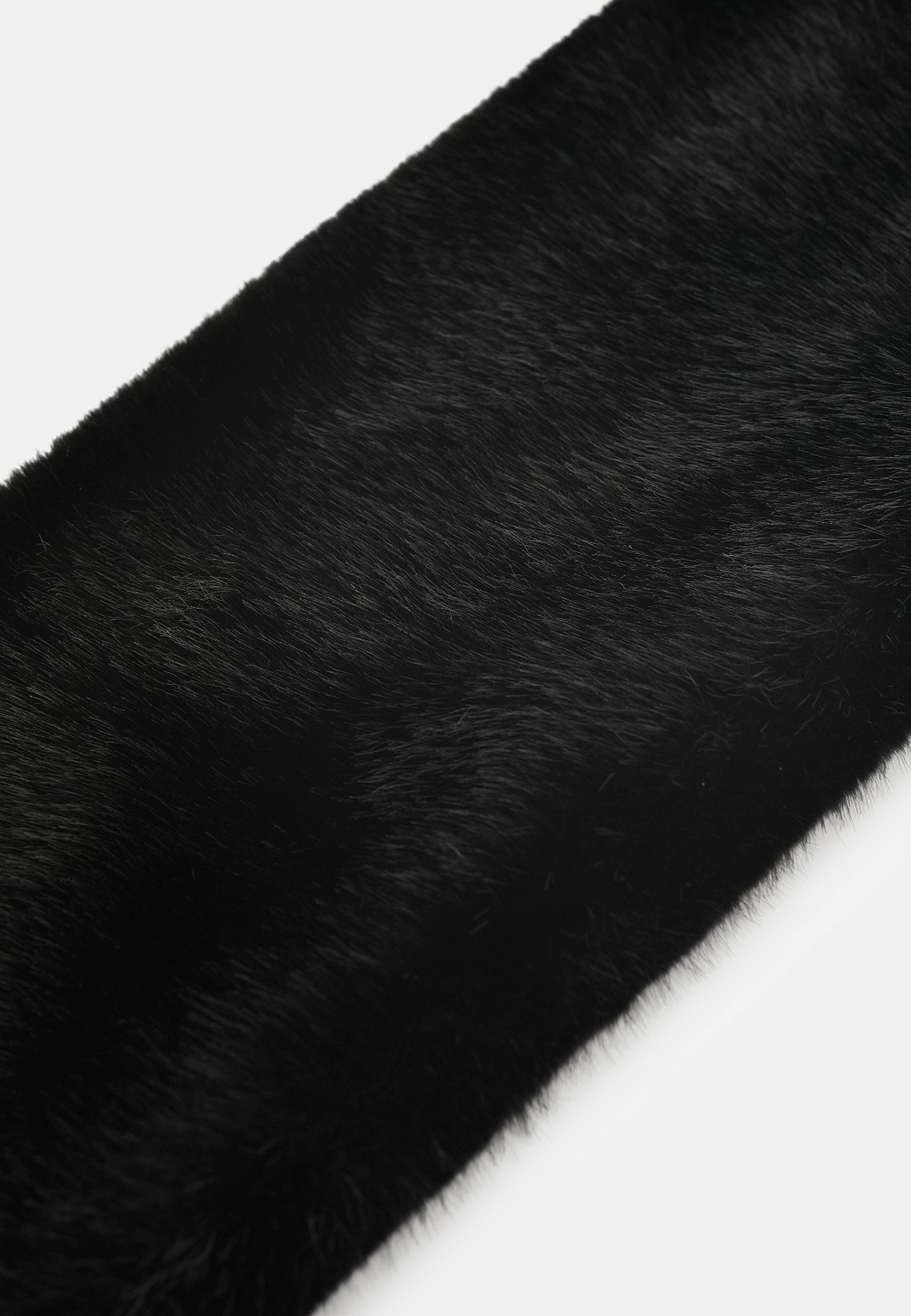 Scarf i fuskpäls AMMI, från Carin Wester, i färgen Black. Klicka för att öppna bilden i stort format