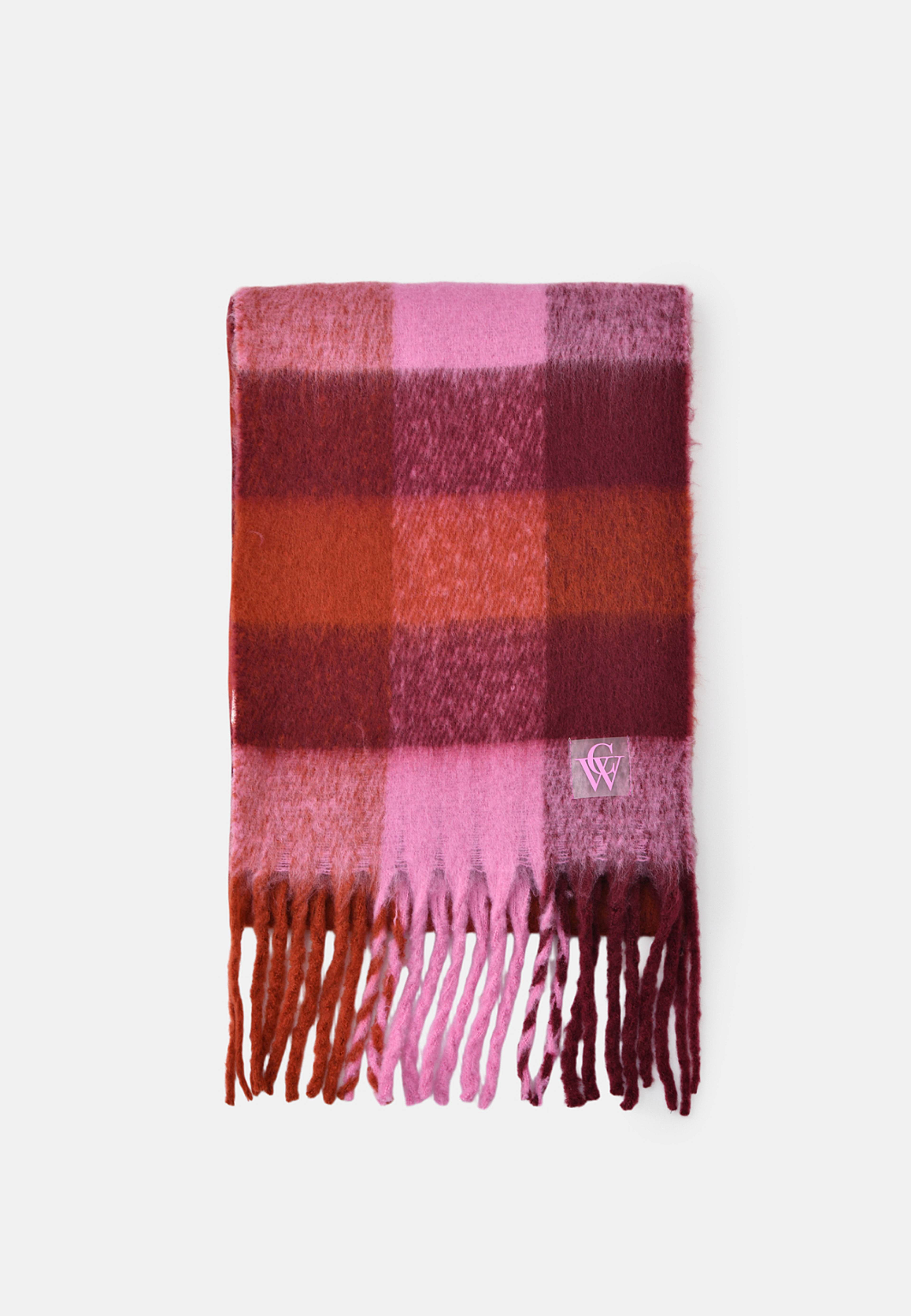 Stickad halsduk med fransar ADA, från Carin Wester, i färgen Plum/Pink. Klicka för att öppna bilden i stort format