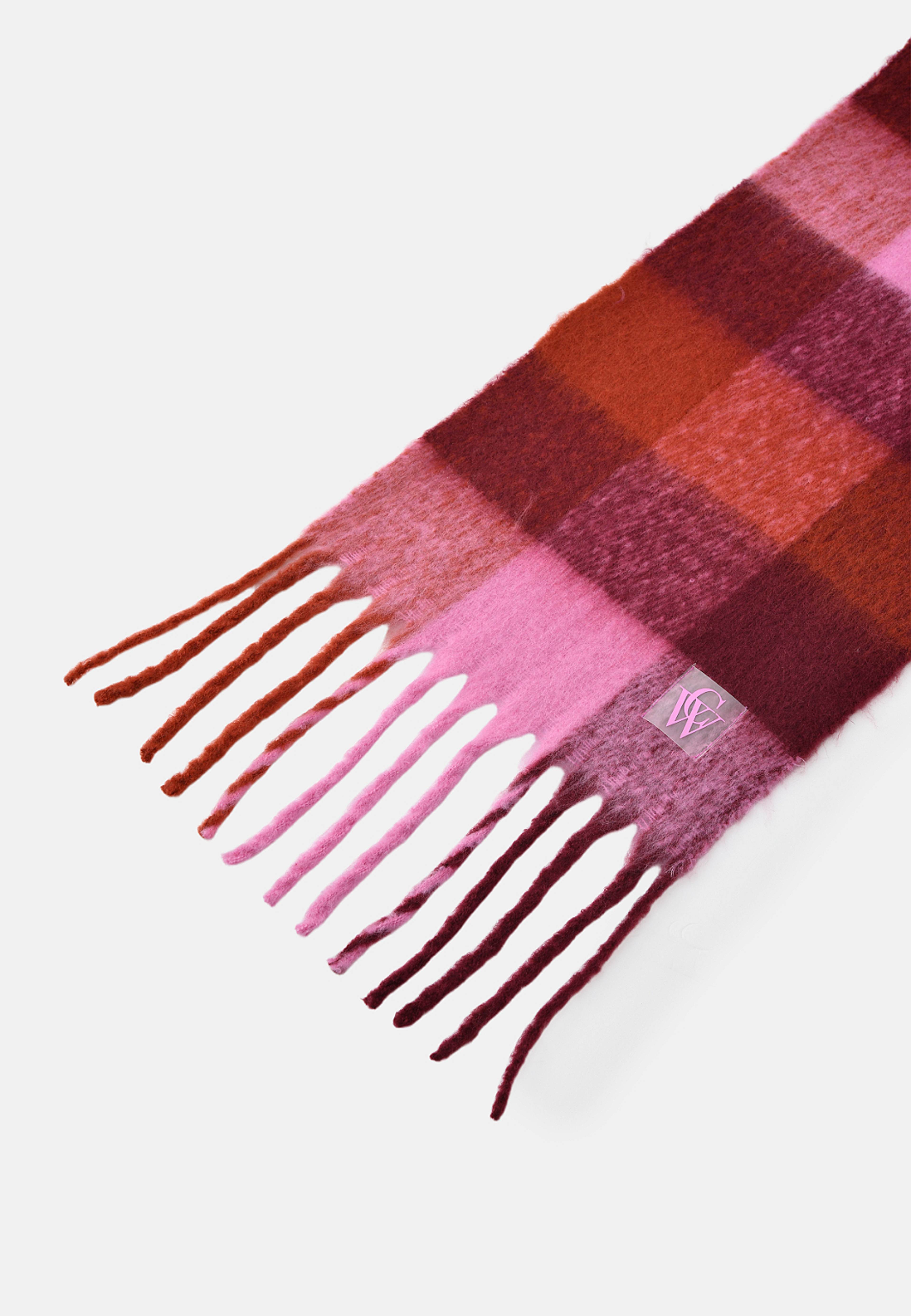 Stickad halsduk med fransar ADA, från Carin Wester, i färgen Plum/Pink. Klicka för att öppna bilden i stort format
