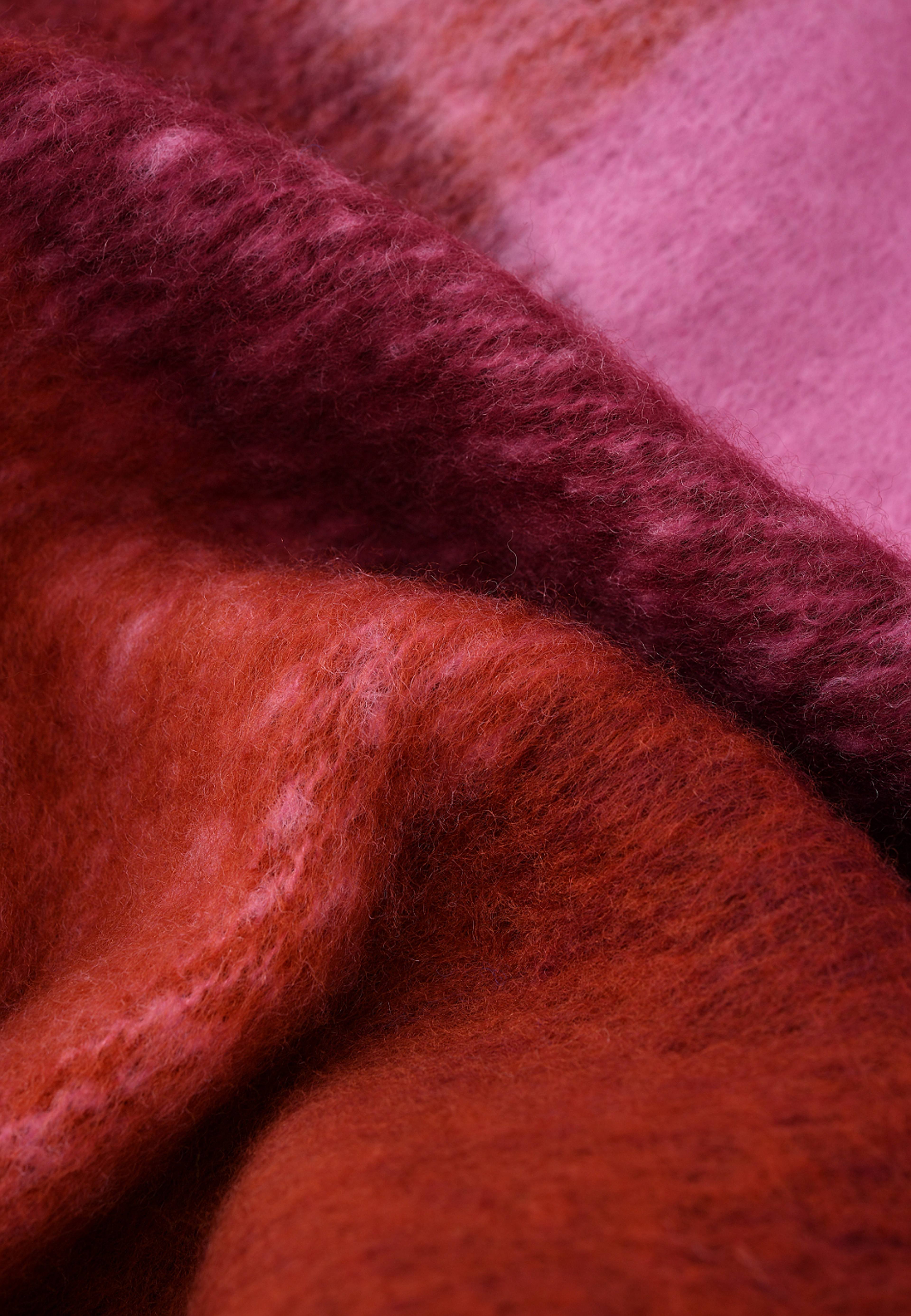 Stickad halsduk med fransar ADA, från Carin Wester, i färgen Plum/Pink. Klicka för att öppna bilden i stort format
