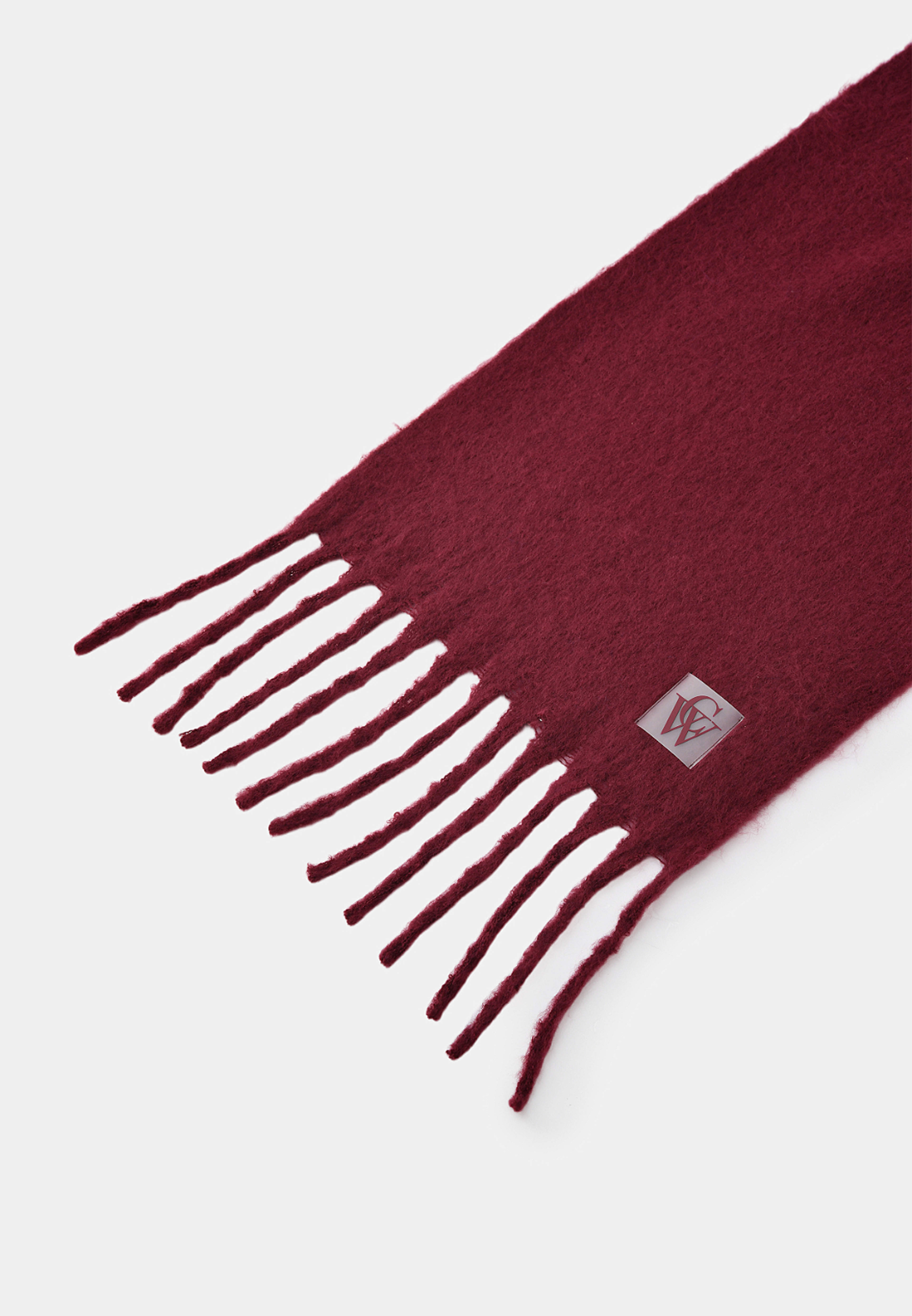 Stickad halsduk med fransar ADA, från Carin Wester, i färgen Wine Red. Klicka för att öppna bilden i stort format