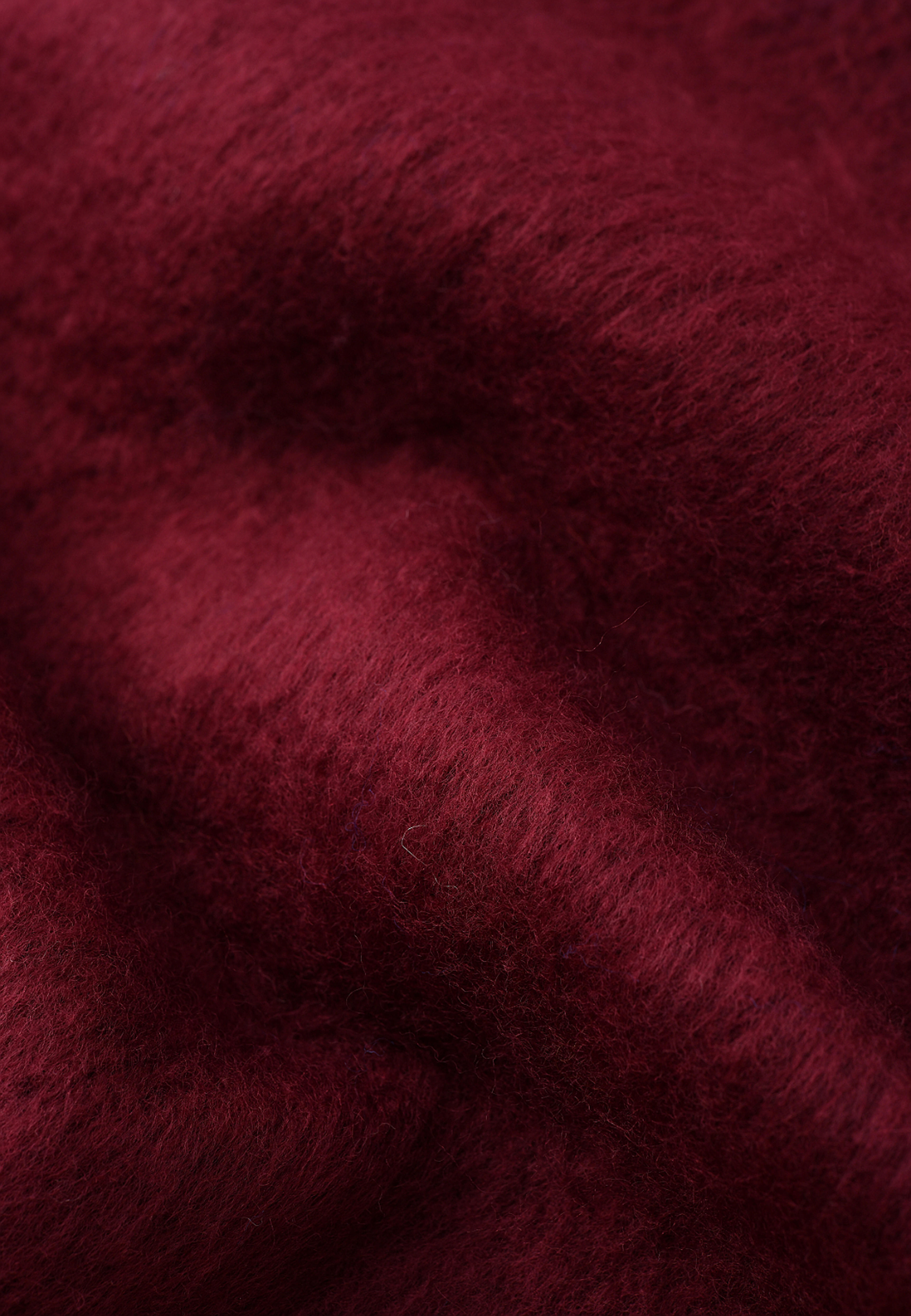 Stickad halsduk med fransar ADA, från Carin Wester, i färgen Wine Red. Klicka för att öppna bilden i stort format