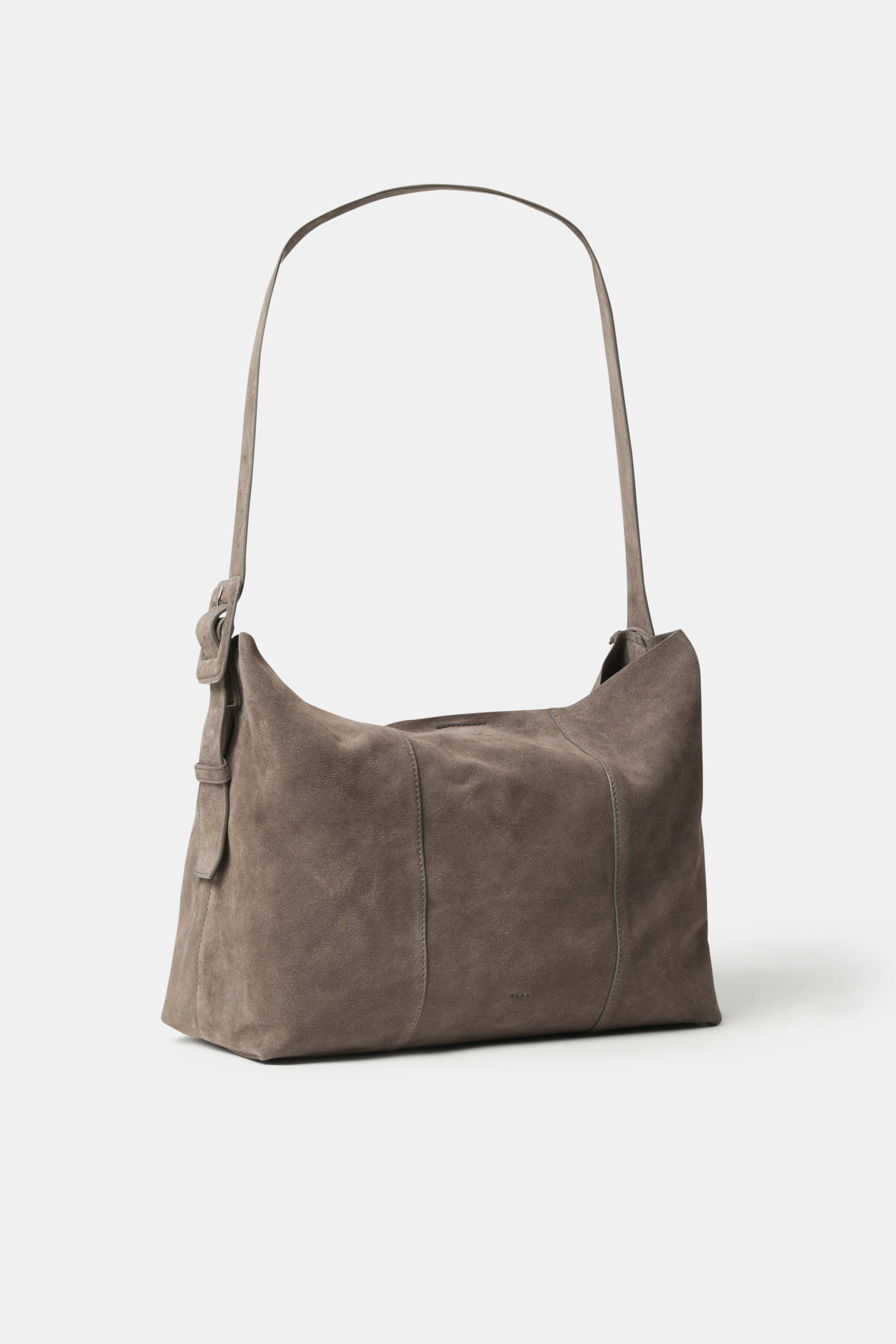 Totebag i mocka IRIS, från Wera, i färgen Soft Grey. Klicka för att öppna bilden i stort format