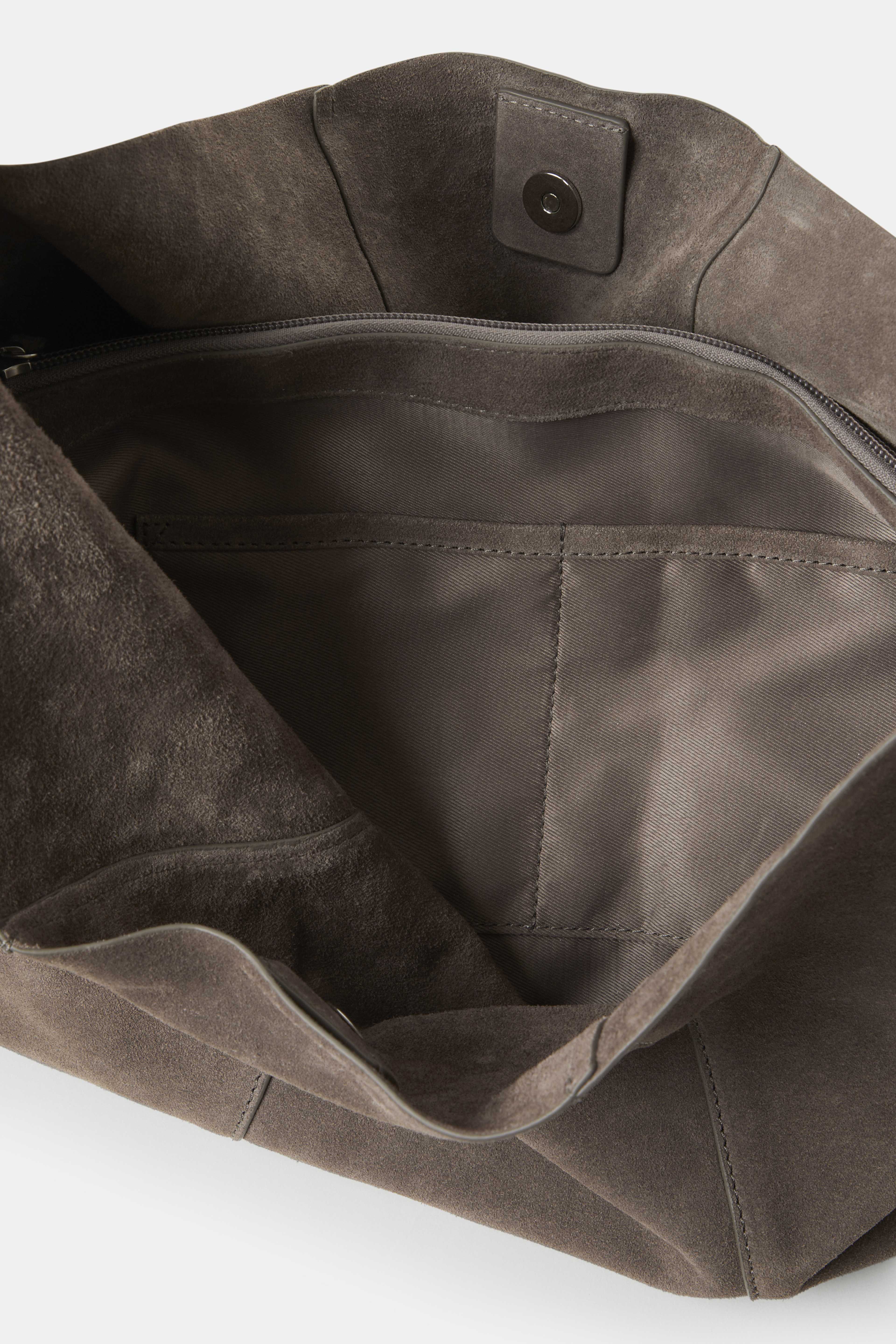 Totebag i mocka IRIS, från Wera, i färgen Soft Grey. Klicka för att öppna bilden i stort format