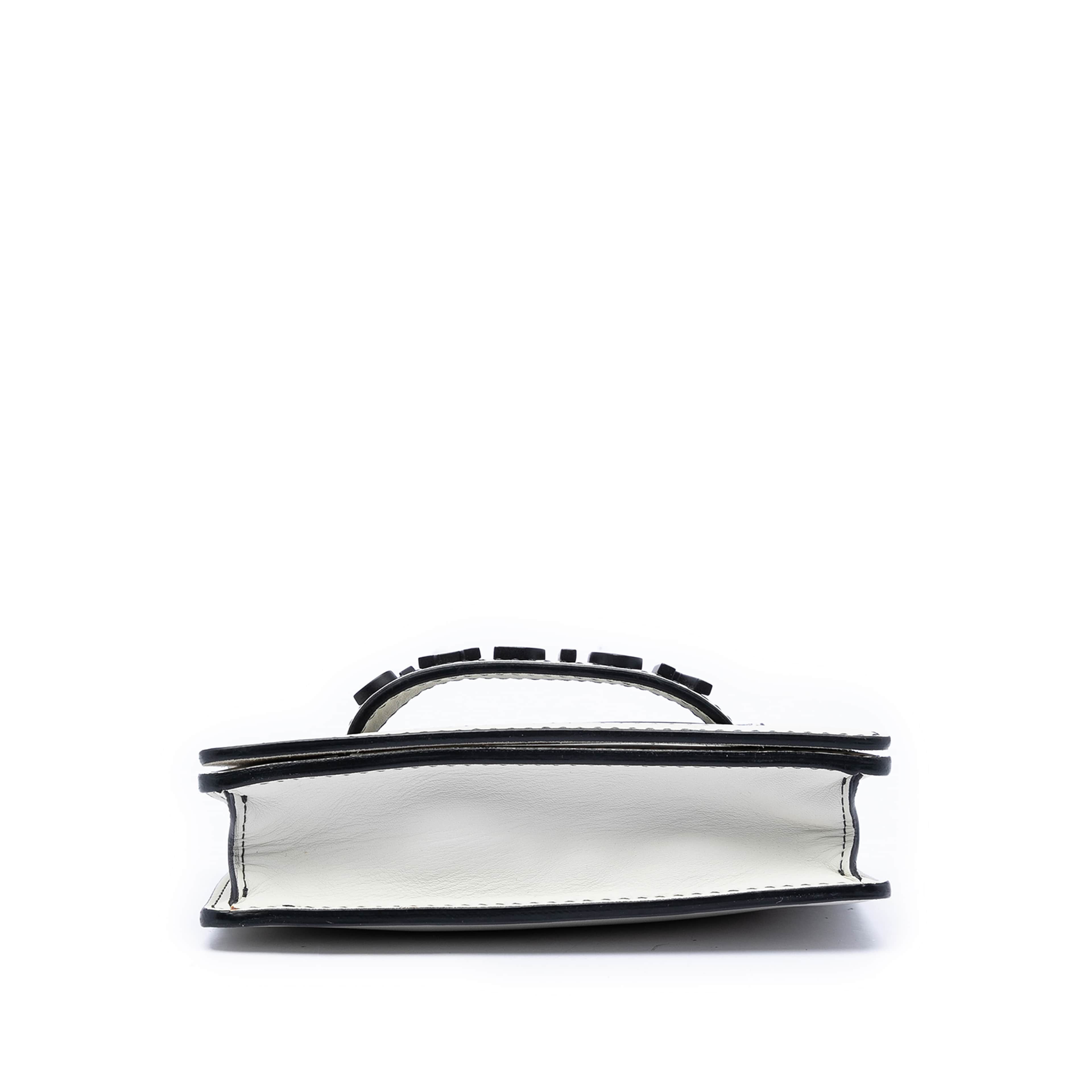 Dior Mini Calfskin Jadior Chain Flap, från Luxclusif, i färgen vit. Klicka för att öppna bilden i stort format