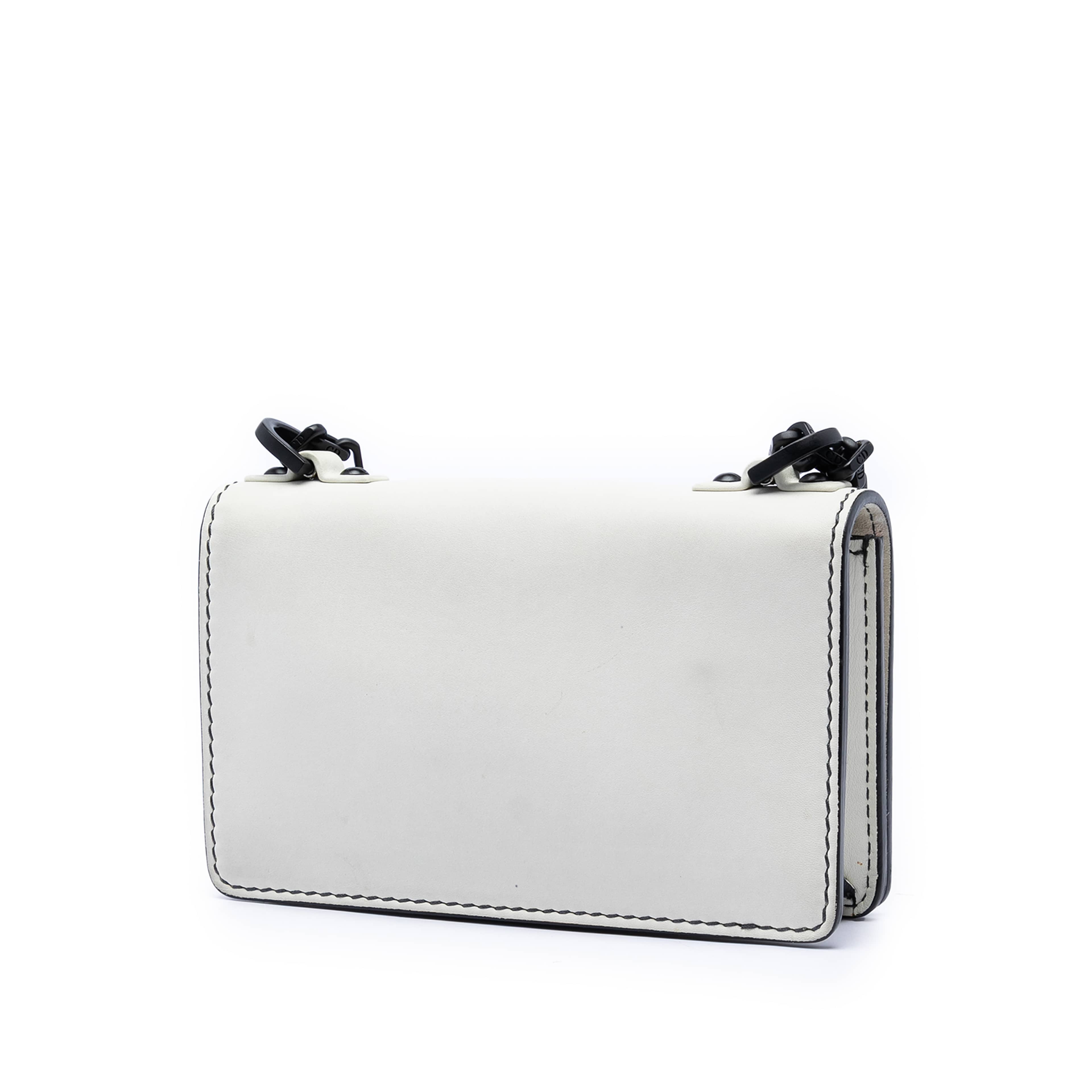 Dior Mini Calfskin Jadior Chain Flap, från Luxclusif, i färgen vit. Klicka för att öppna bilden i stort format