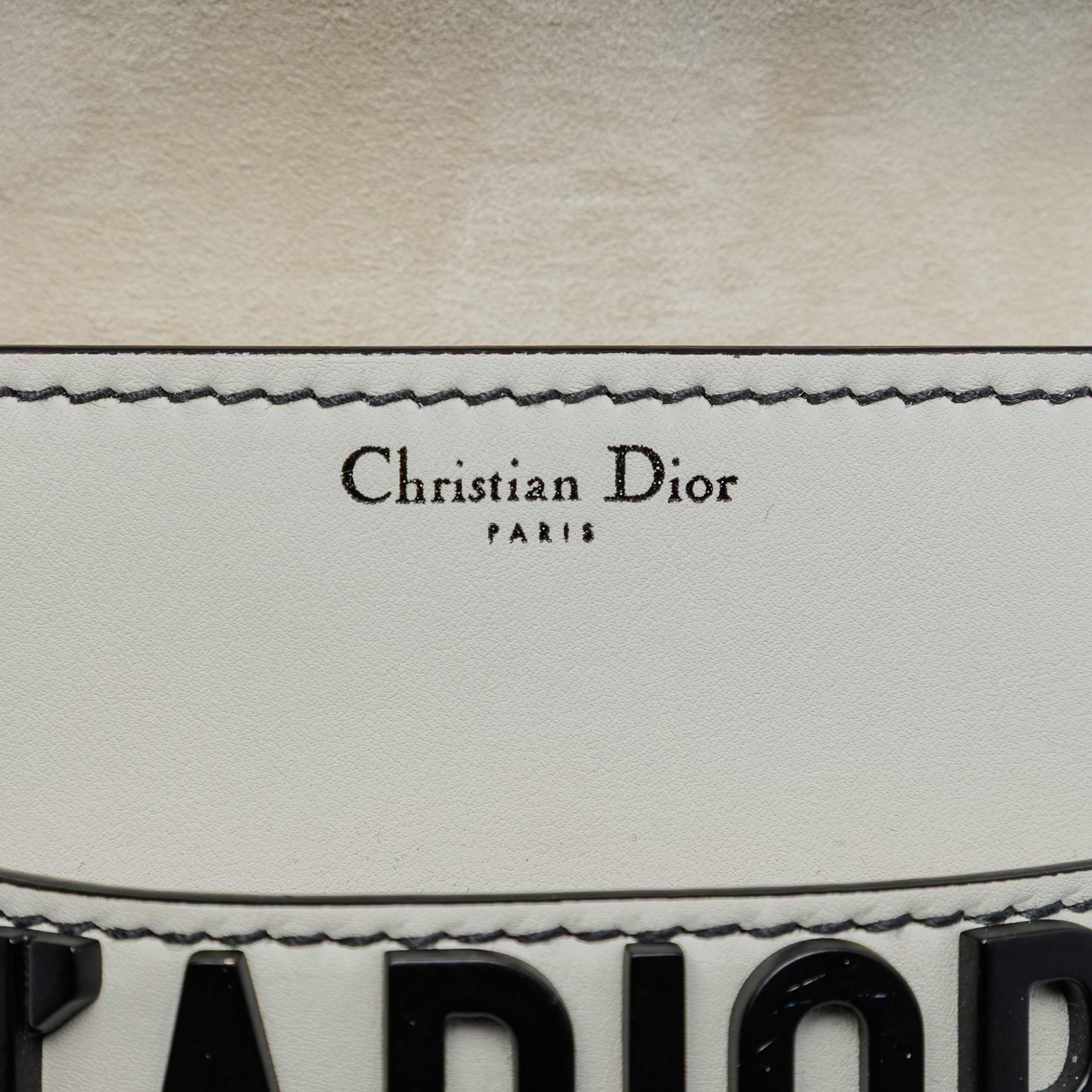 Dior Mini Calfskin Jadior Chain Flap, från Luxclusif, i färgen vit. Klicka för att öppna bilden i stort format