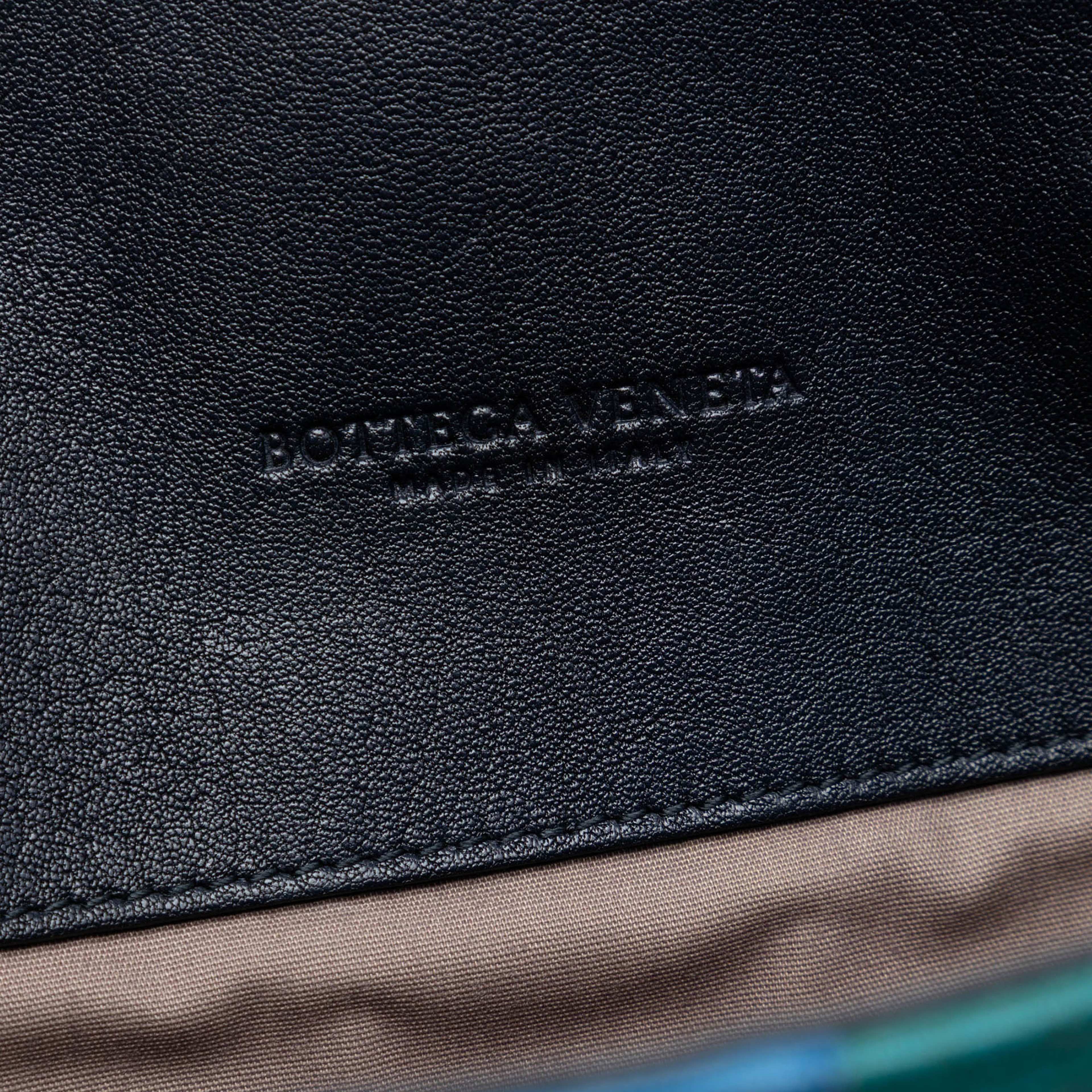 Bottega Veneta Nappa Intrecciato Club Fume Briefcase, från Luxclusif, i färgen black. Klicka för att öppna bilden i stort format