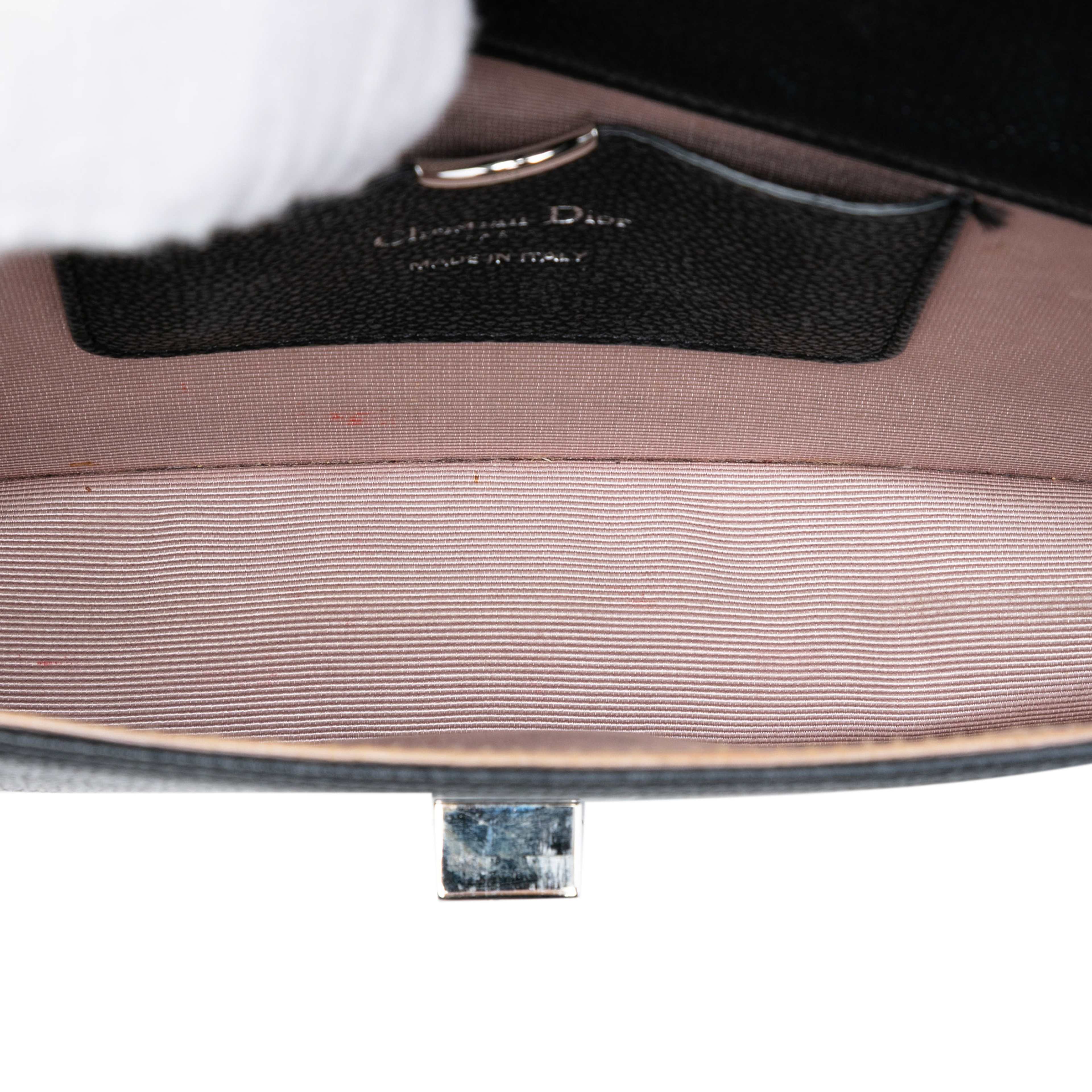 Dior Grained Calfskin Diorama Pochette Clutch, från Luxclusif, i färgen black. Klicka för att öppna bilden i stort format