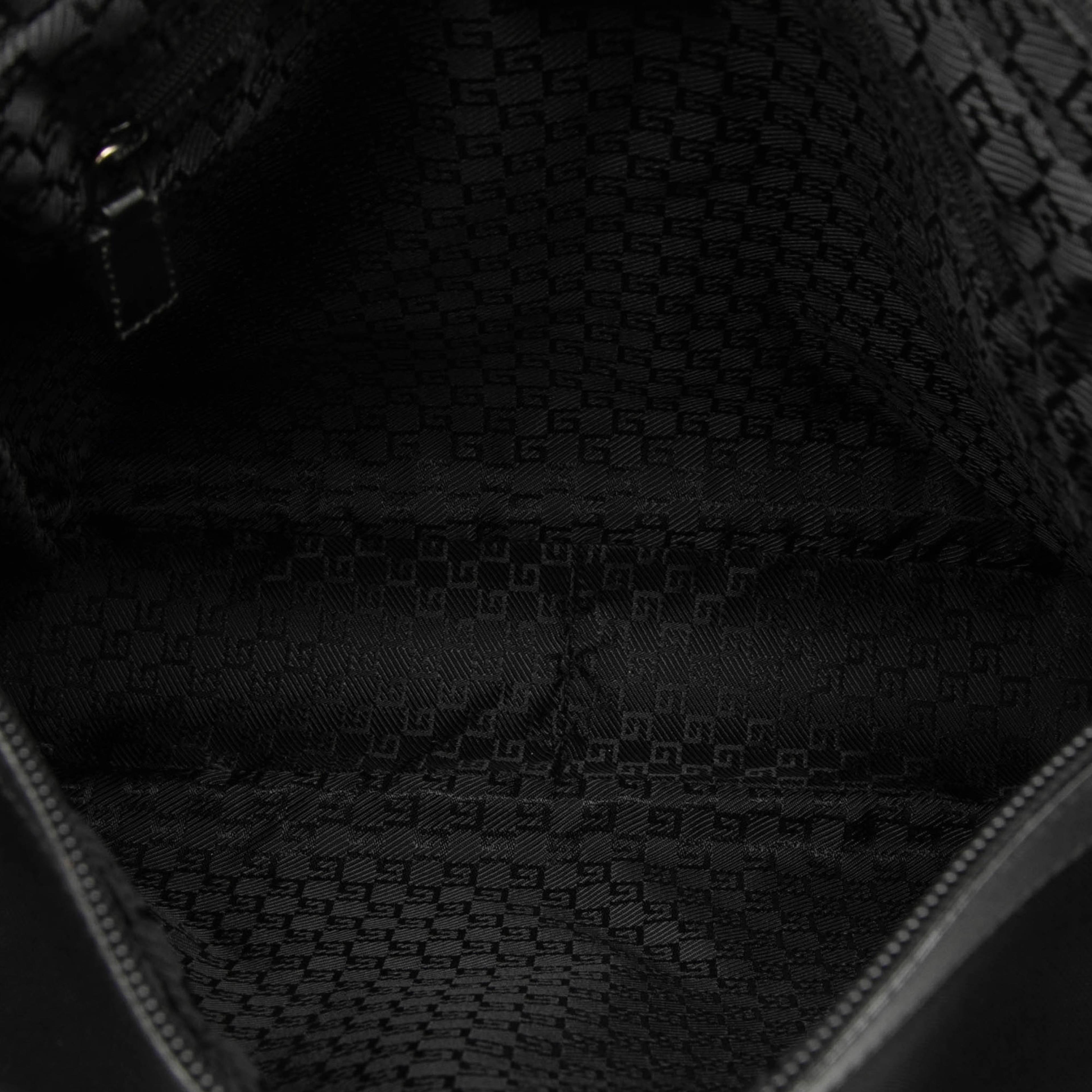 Gucci Nylon Crossbody, från Luxclusif, i färgen black. Klicka för att öppna bilden i stort format