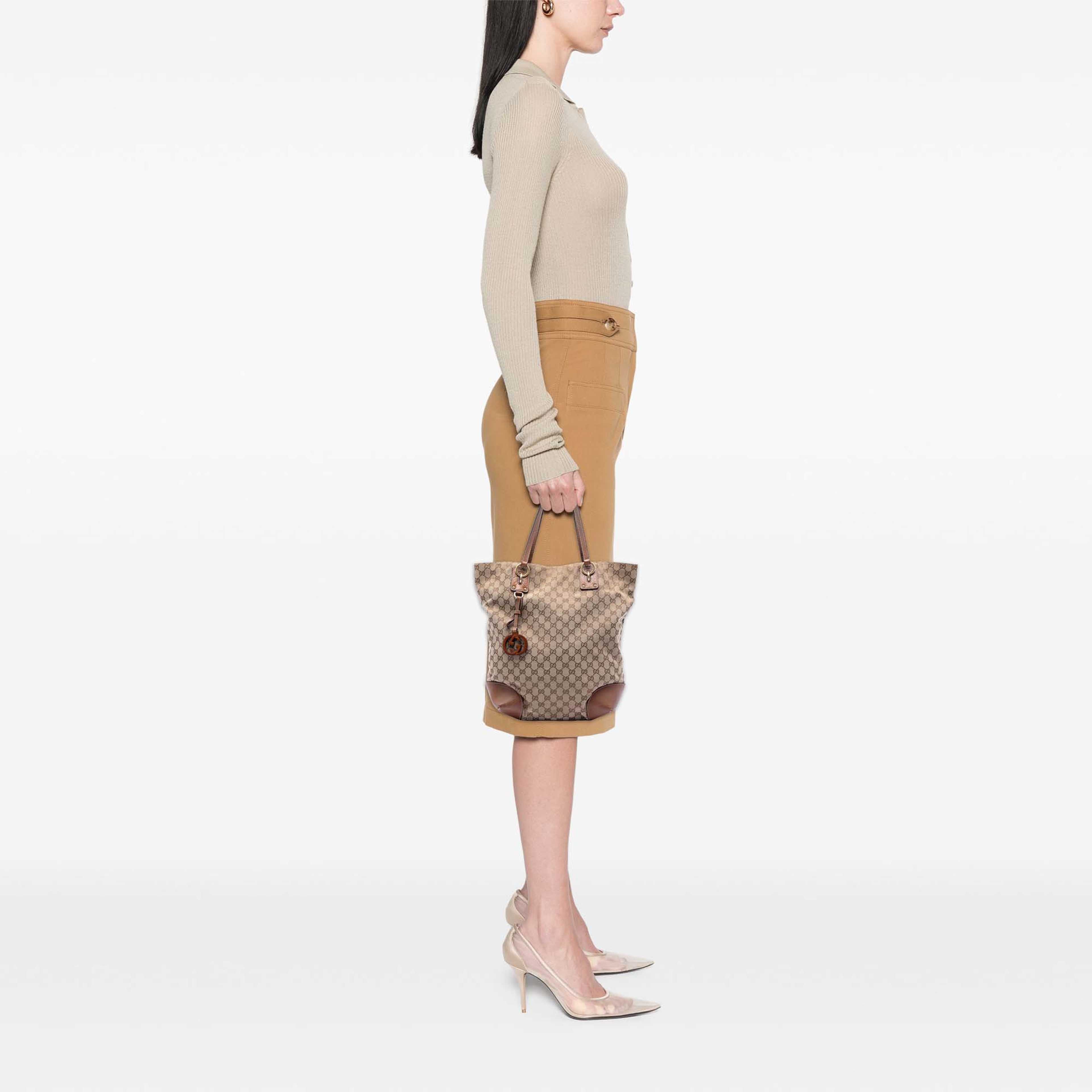 Gucci Large Gg Canvas Gg Charm Tote, från Luxclusif, i färgen beige. Klicka för att öppna bilden i stort format