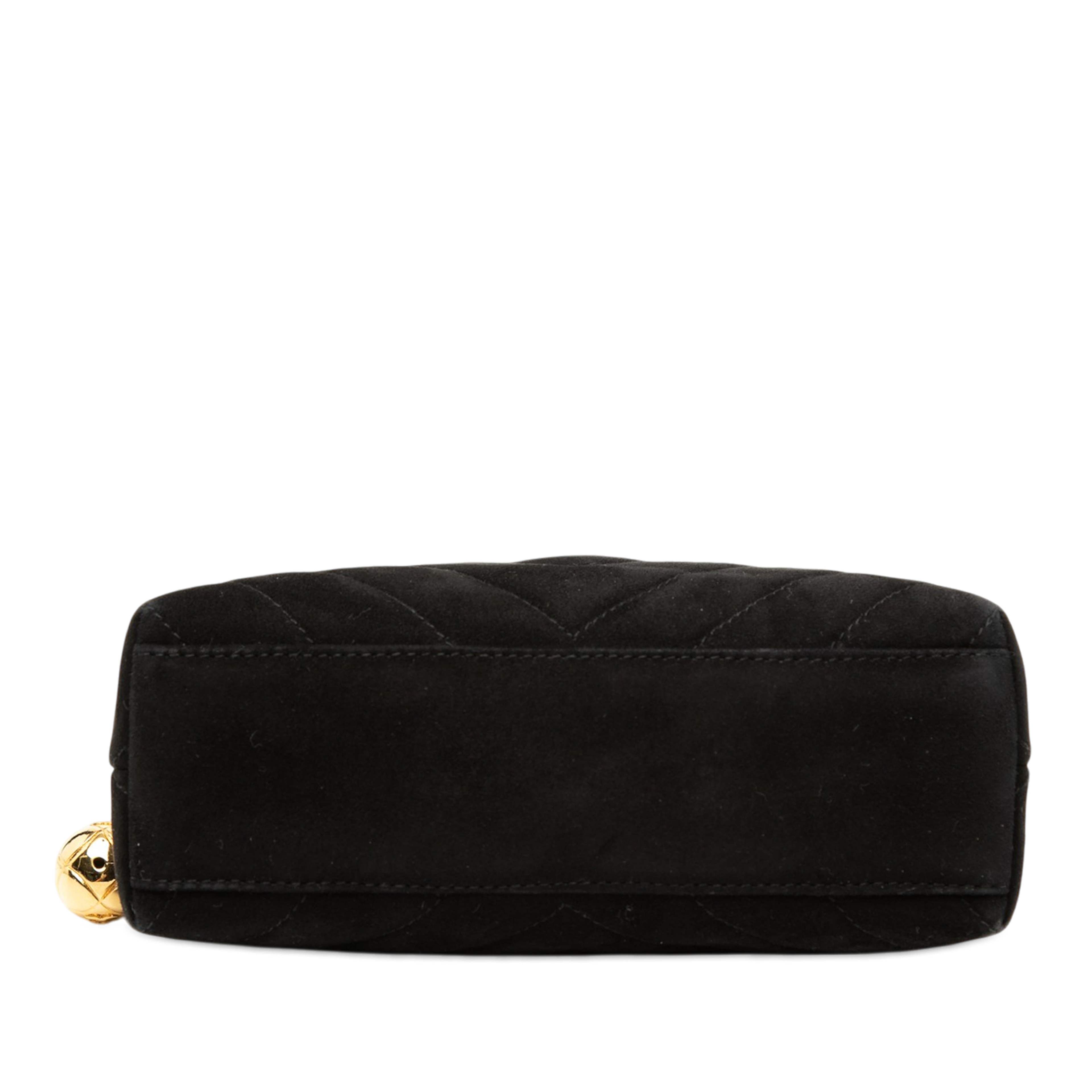 Chanel Cc Diamond Quilted Suede Crossbody, från Luxclusif, i färgen svart. Klicka för att öppna bilden i stort format
