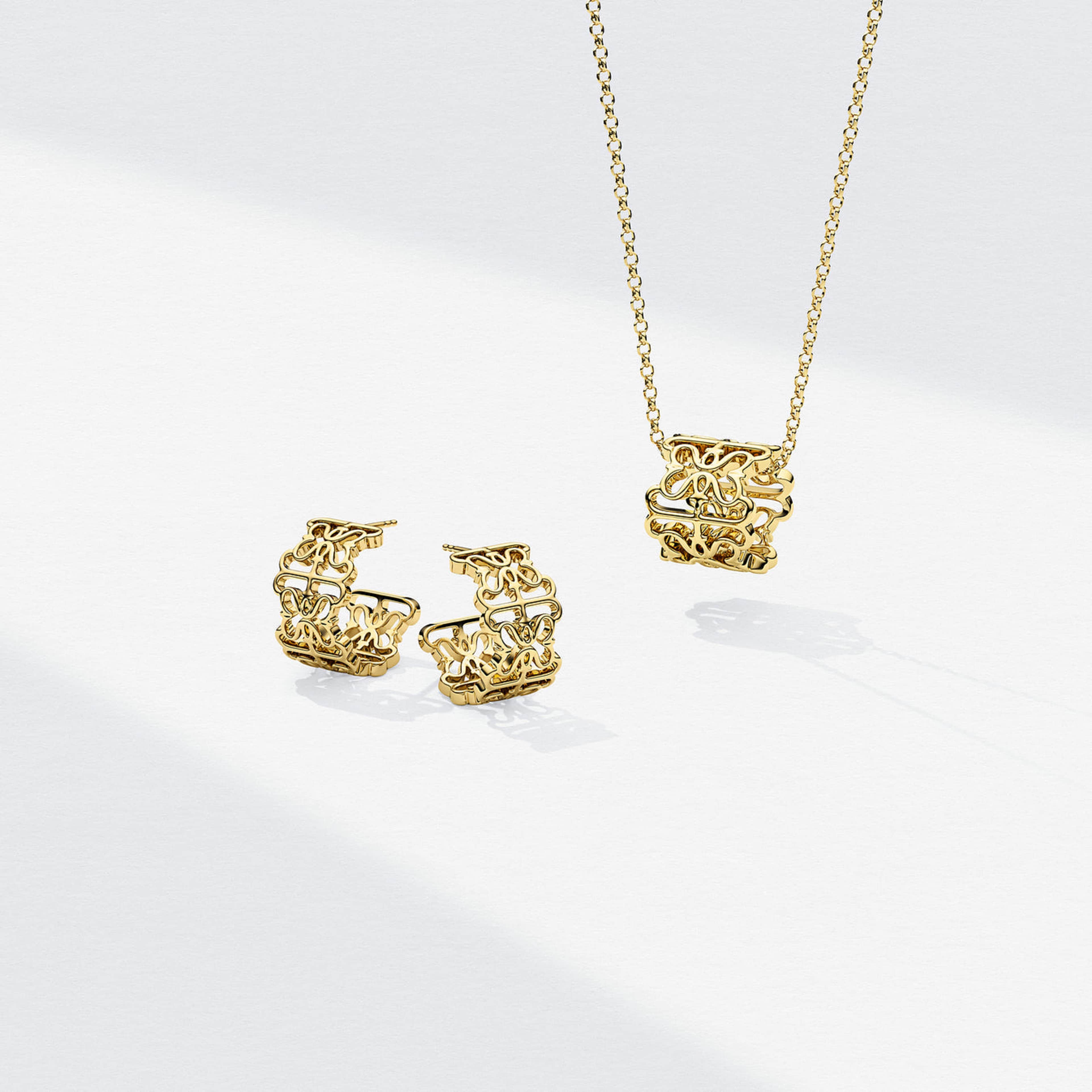 Icona Necklace, från Sif Jakobs Jewellery, i färgen gold. Klicka för att öppna bilden i stort format