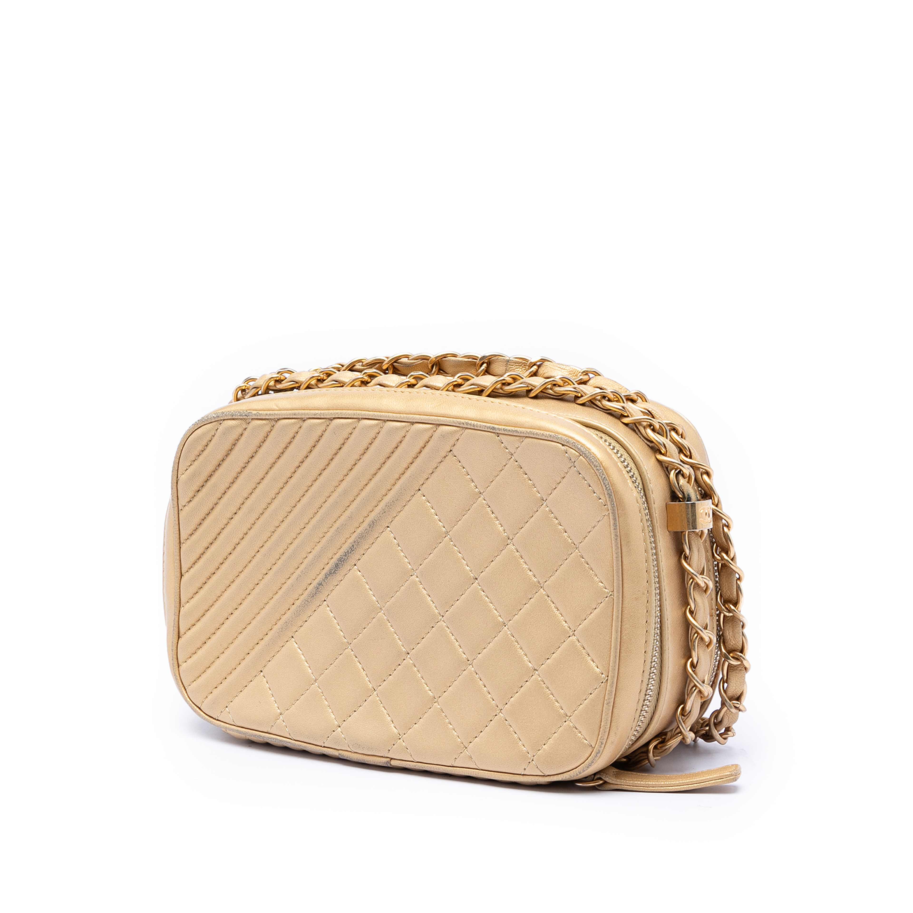 Chanel Small Quilted Lambskin Coco Boy Camera Bag, från Luxclusif, i färgen gold. Klicka för att öppna bilden i stort format
