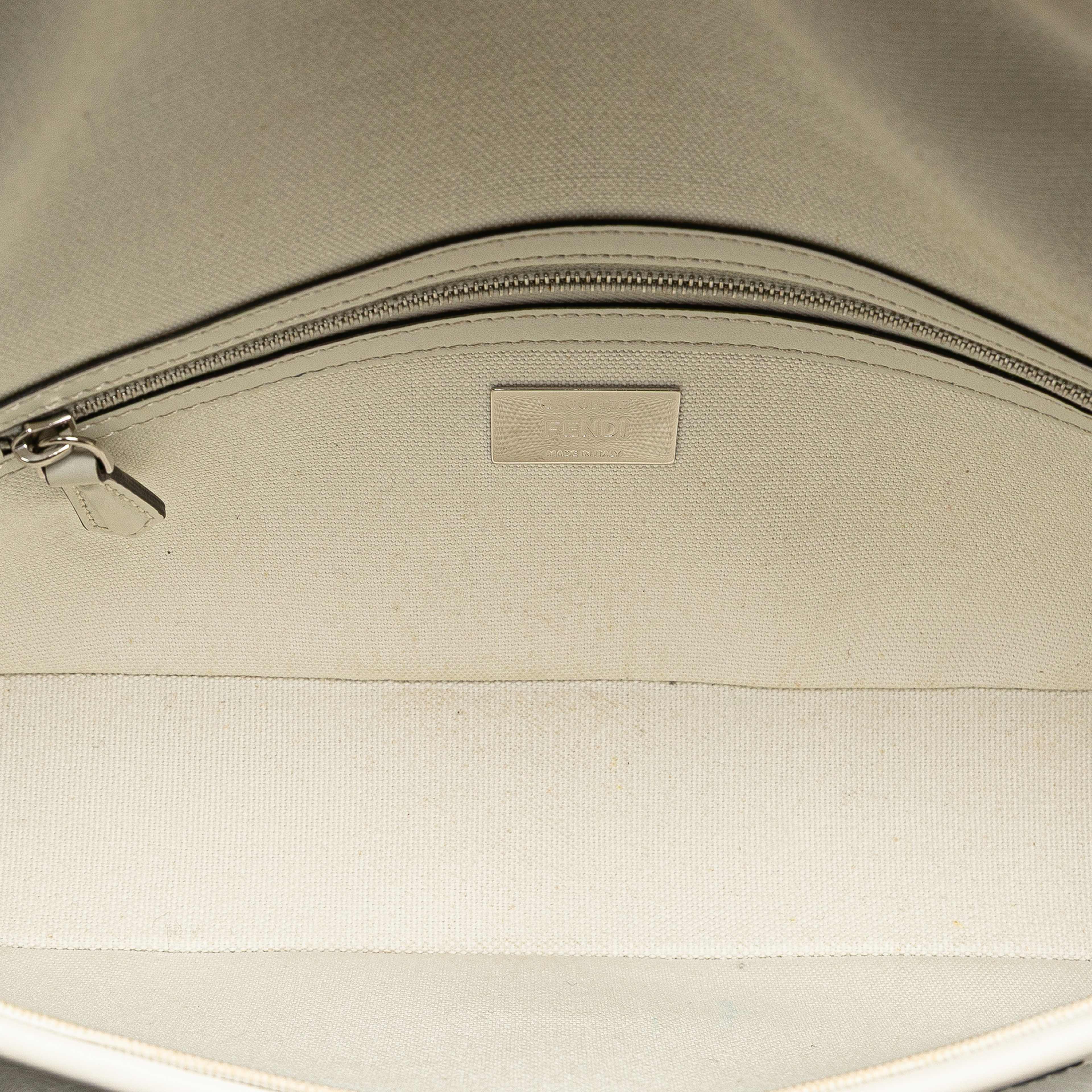 Fendi Zucca Embroidered Canvas Baguette Satchel, från Luxclusif, i färgen white. Klicka för att öppna bilden i stort format