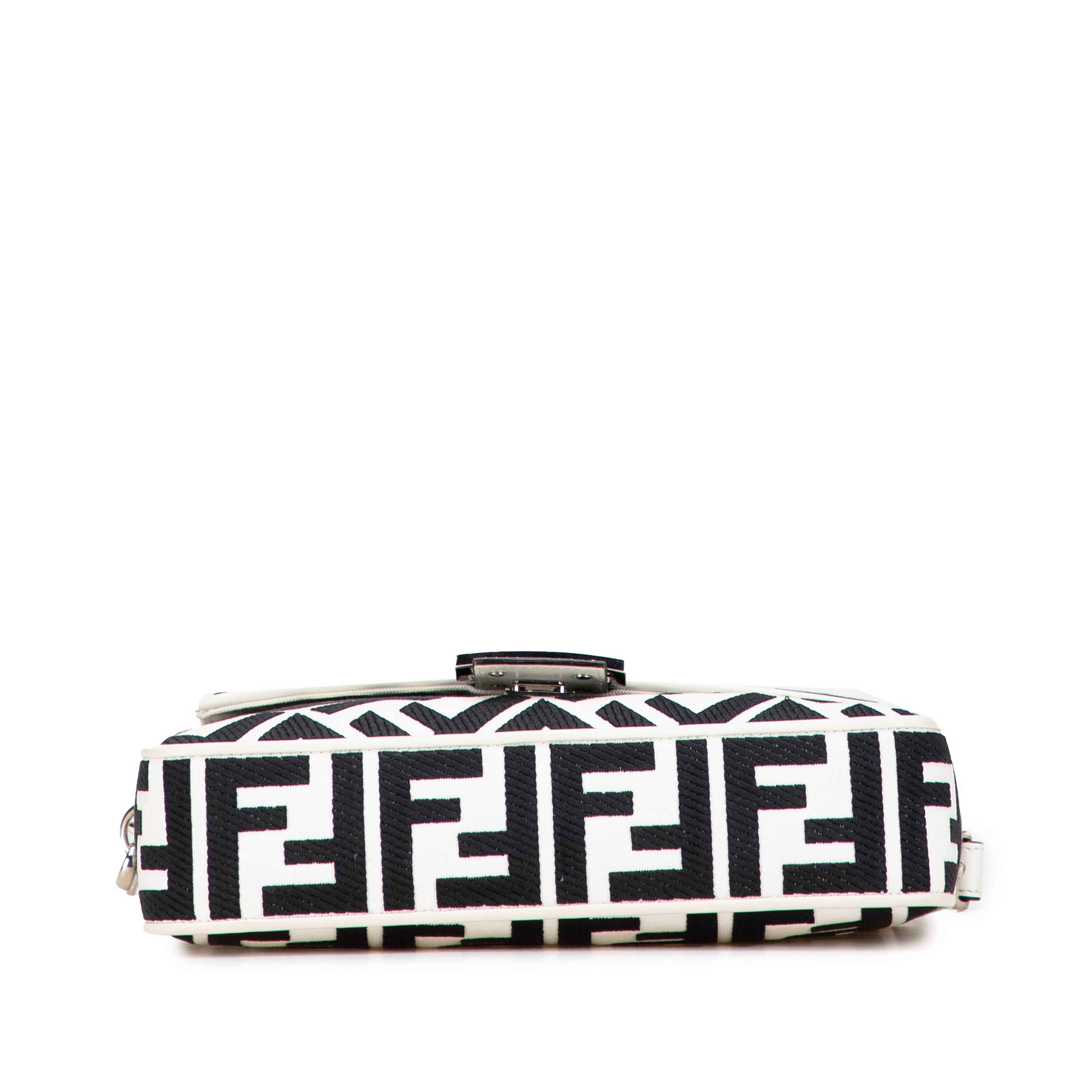 Fendi Zucca Embroidered Canvas Baguette Satchel, från Luxclusif, i färgen white. Klicka för att öppna bilden i stort format