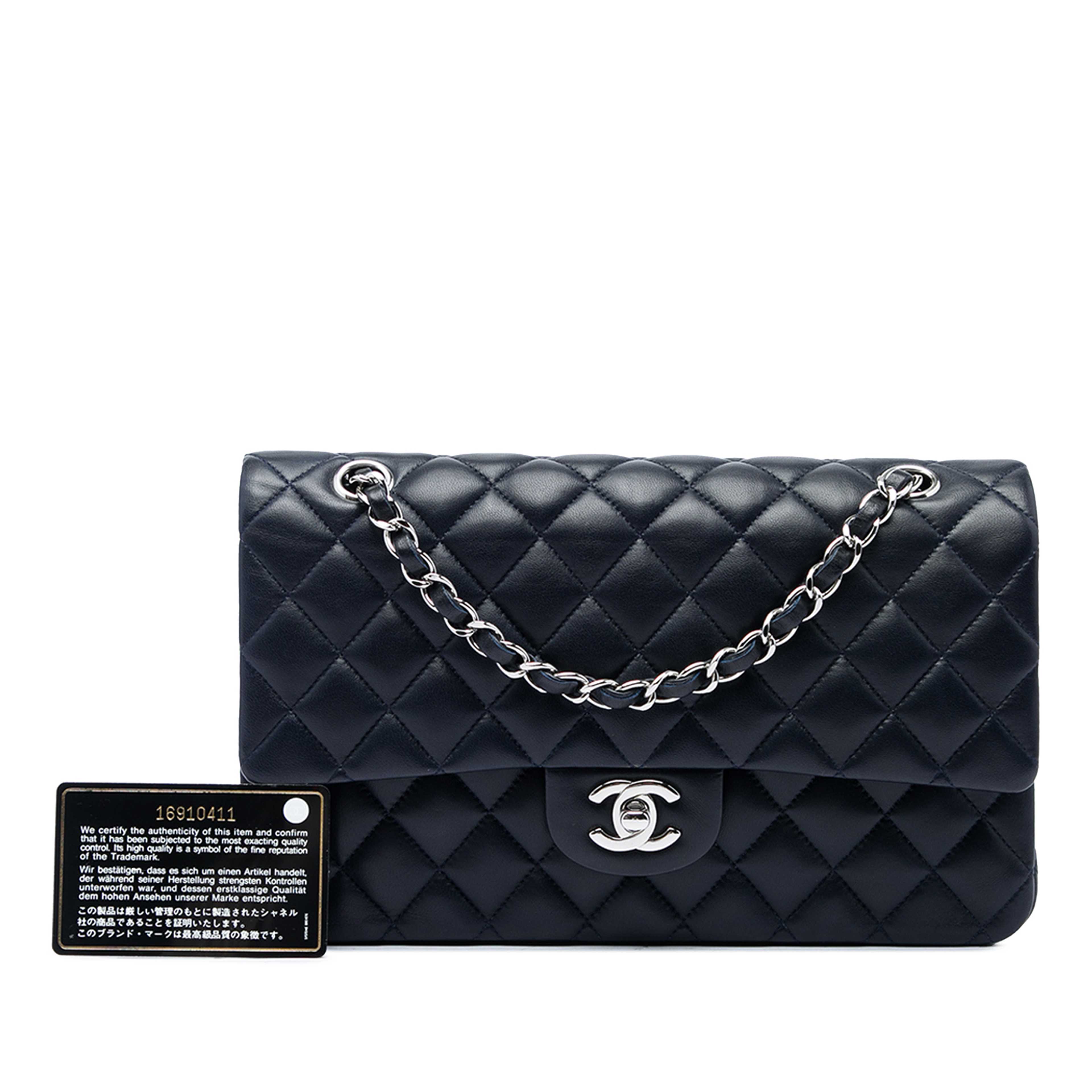 Chanel Medium Classic Lambskin Double Flap, från Luxclusif, i färgen blå. Klicka för att öppna bilden i stort format