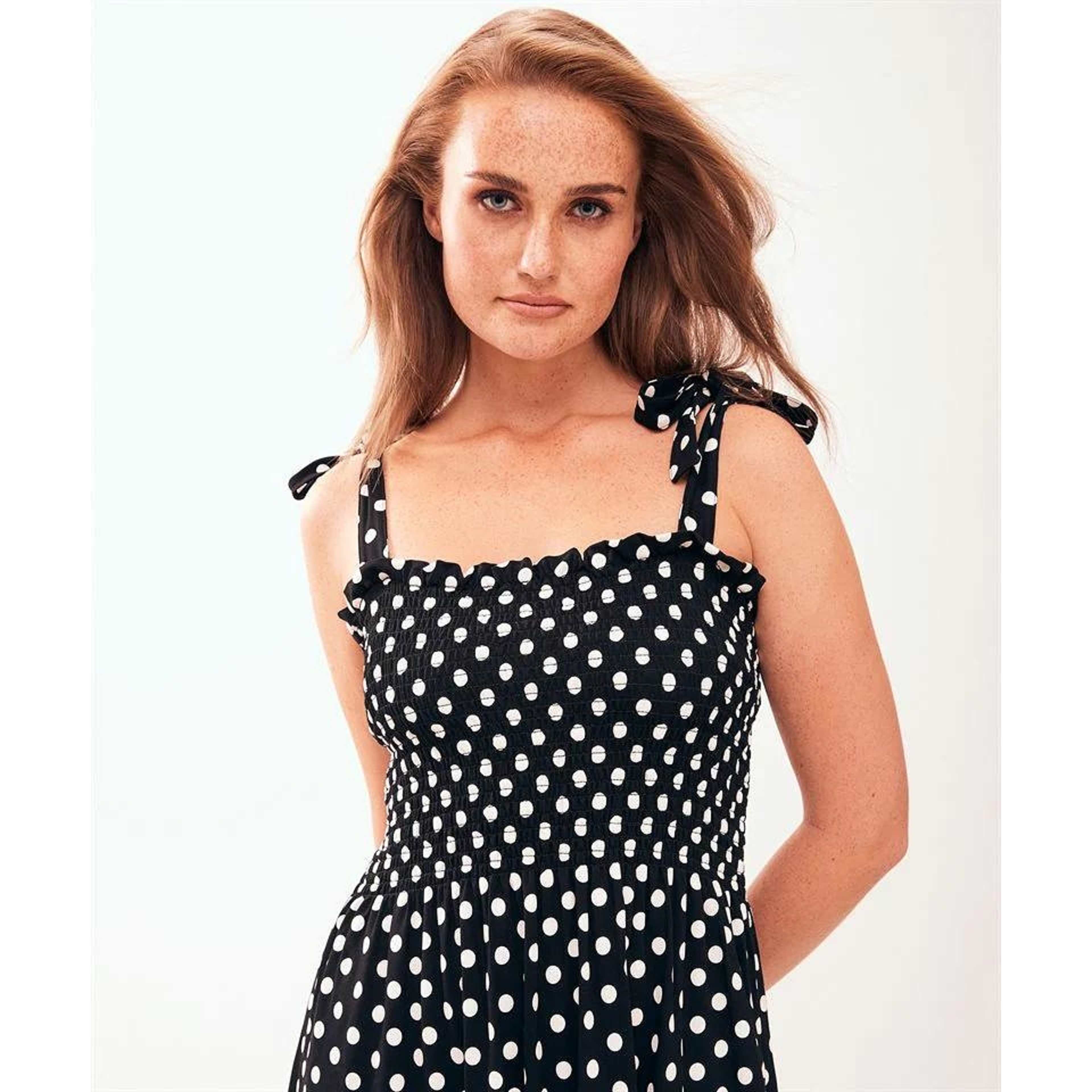 Prickig Solklänning Med Smock  - Nicky Dot Black, från Jumperfabriken, i färgen black. Klicka för att öppna bilden i stort format