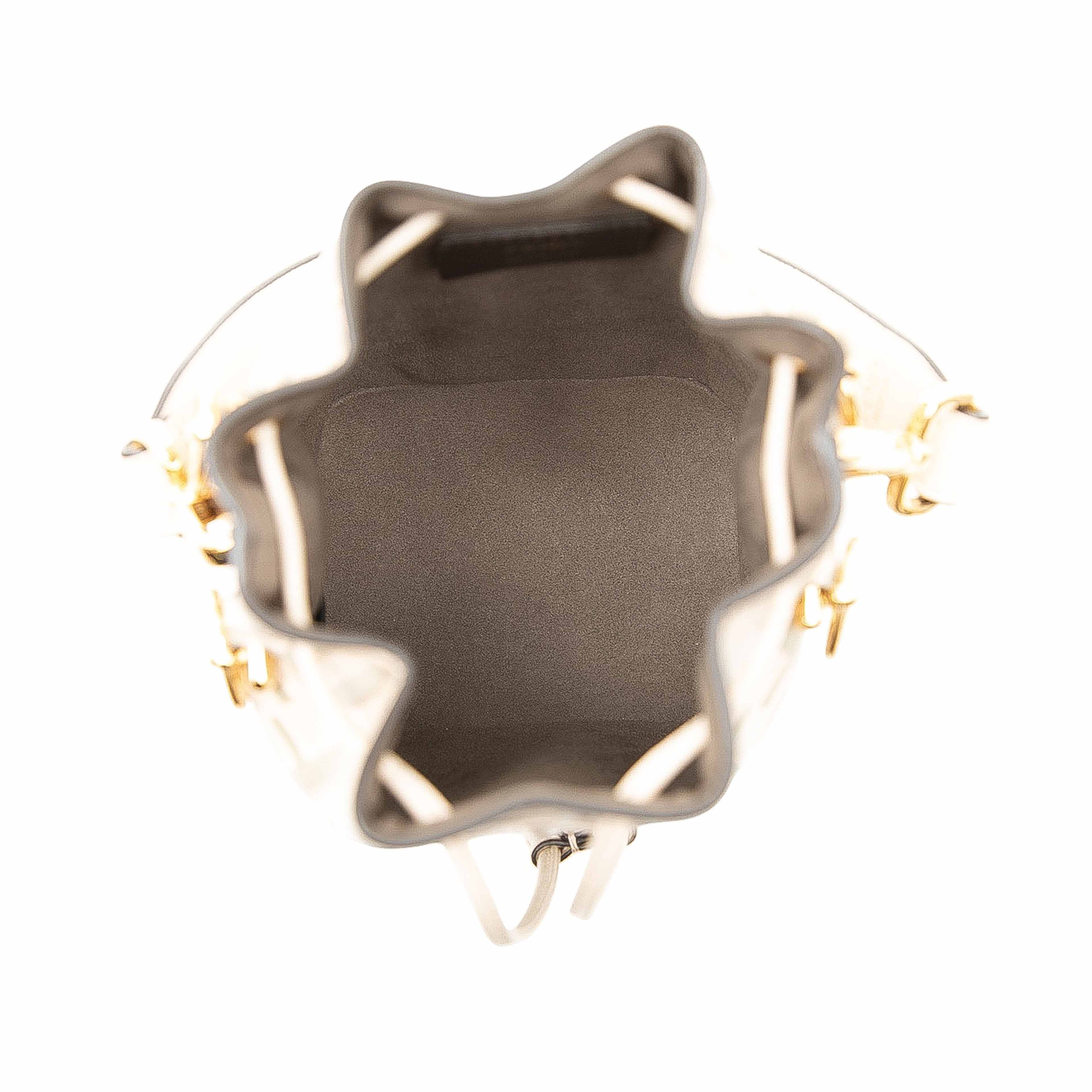 Fendi Mini Zucca Embossed Leather Mon Tresor Bucket Bag, från Luxclusif, i färgen beige. Klicka för att öppna bilden i stort format