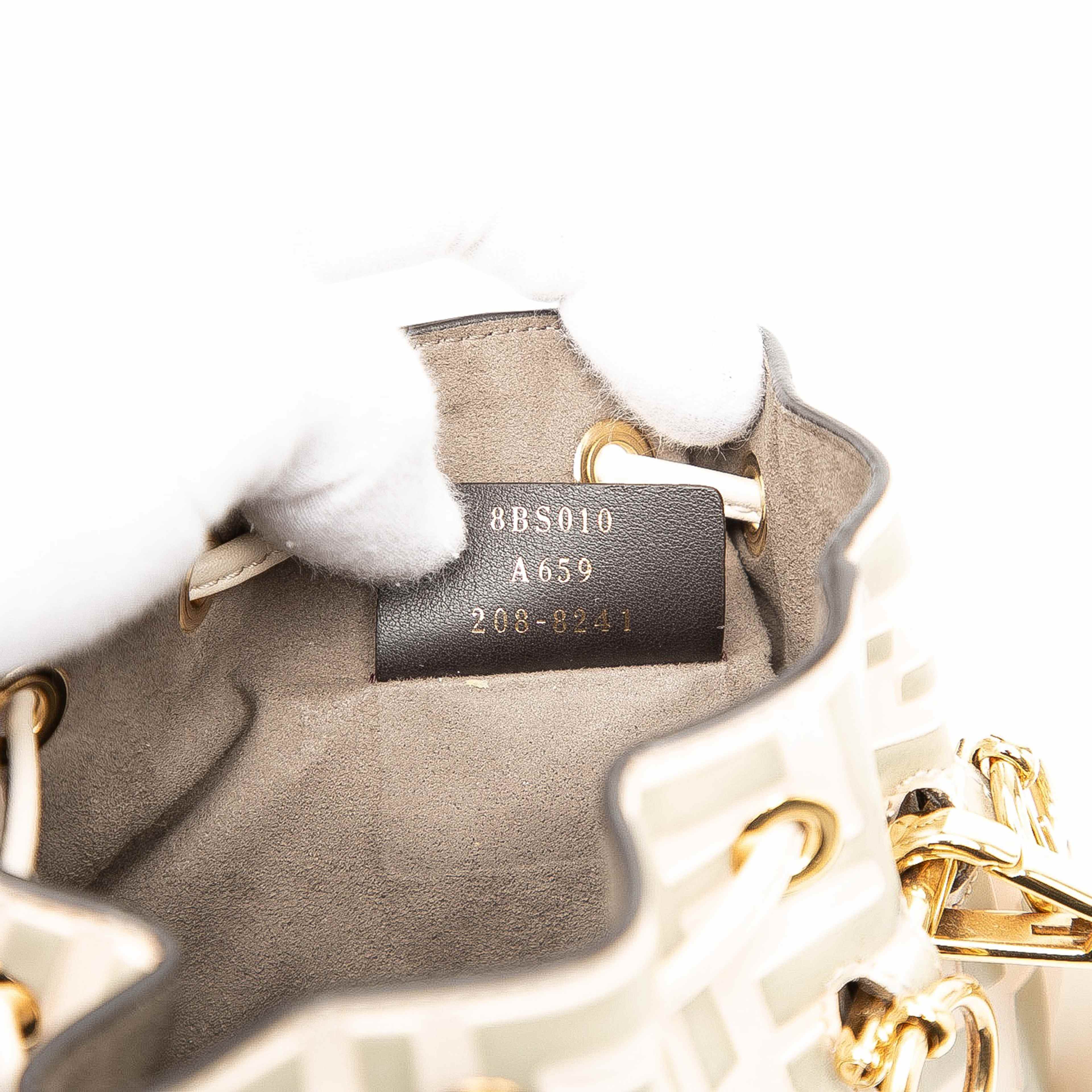 Fendi Mini Zucca Embossed Leather Mon Tresor Bucket Bag, från Luxclusif, i färgen beige. Klicka för att öppna bilden i stort format