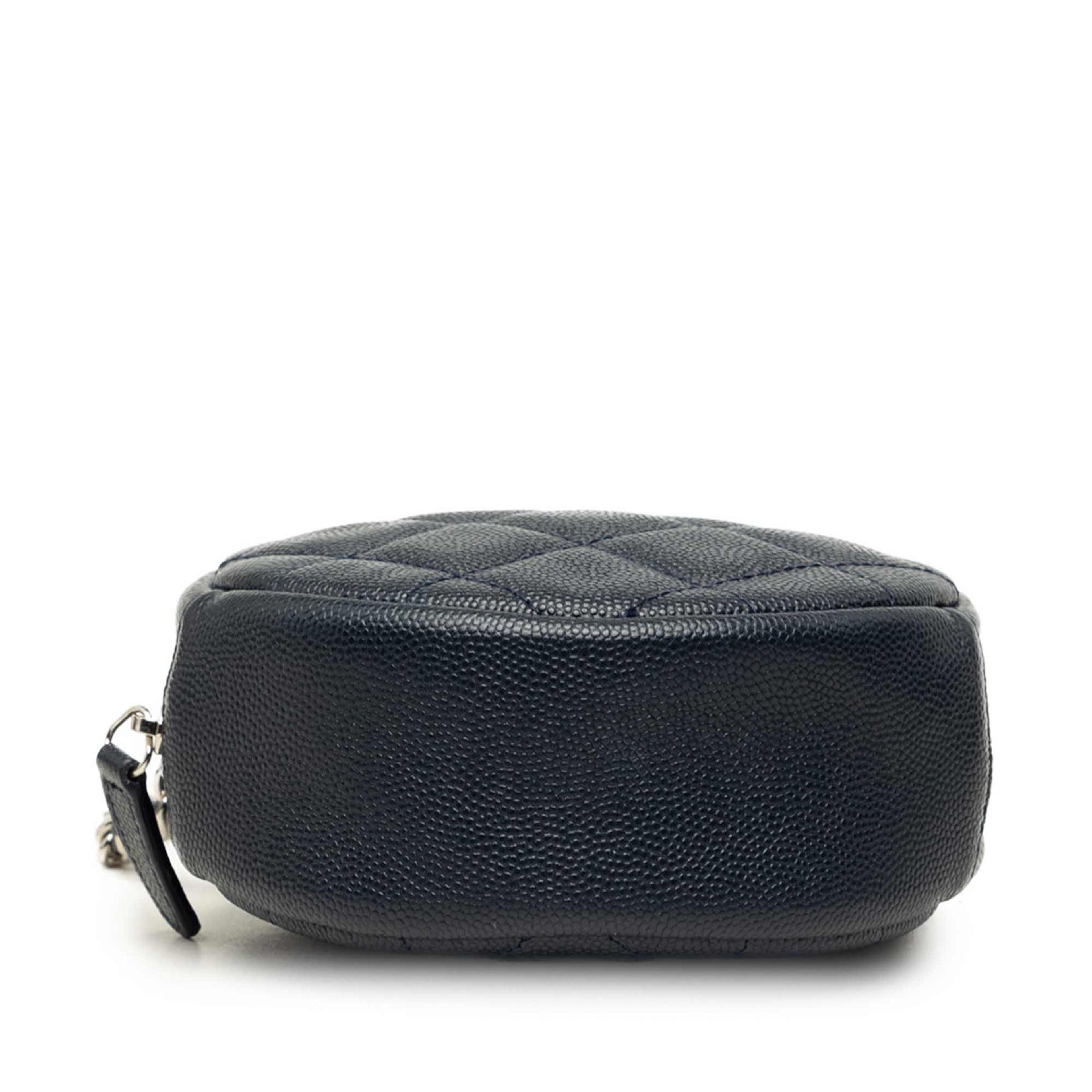 Chanel Cc Quilted Caviar Round Clutch With Chain, från Luxclusif, i färgen blå. Klicka för att öppna bilden i stort format