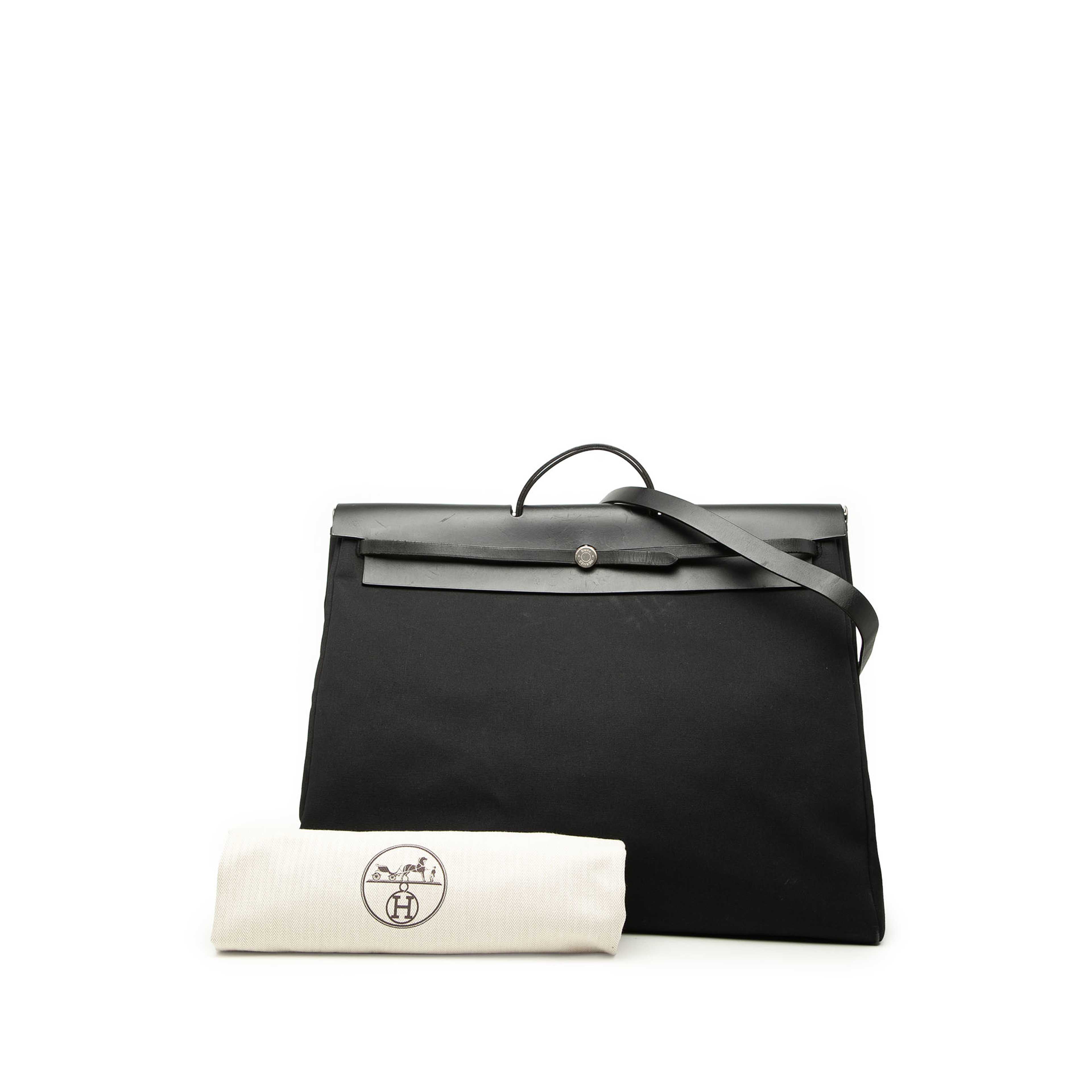 Hermès Toile Herbag Tgm, från Luxclusif, i färgen svart. Klicka för att öppna bilden i stort format