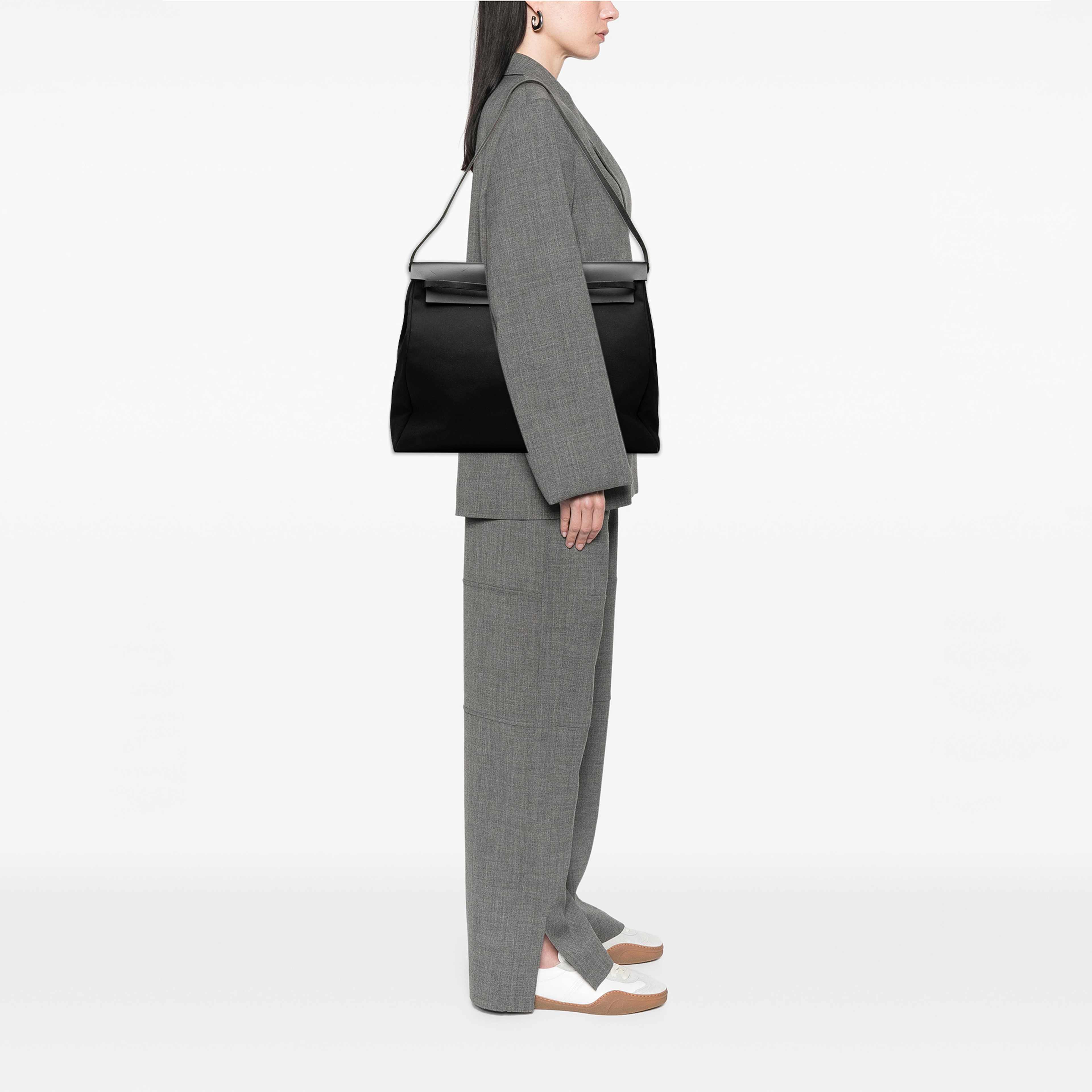 Hermès Toile Herbag Tgm, från Luxclusif, i färgen svart. Klicka för att öppna bilden i stort format