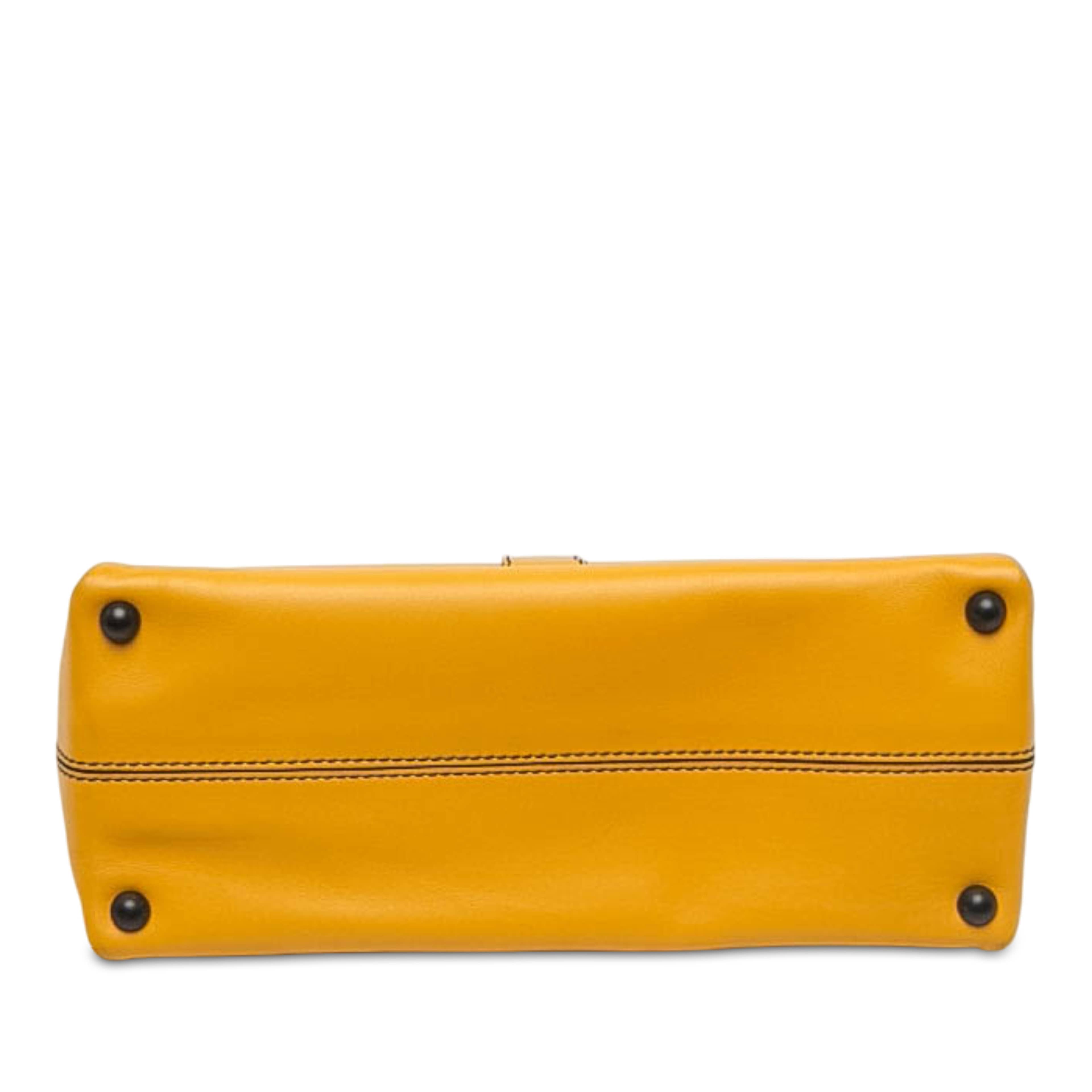 Bottega Veneta Medium Intrecciato Trimmed Nappa Piazza Top Handle Satchel, från Luxclusif, i färgen gul. Klicka för att öppna bilden i stort format