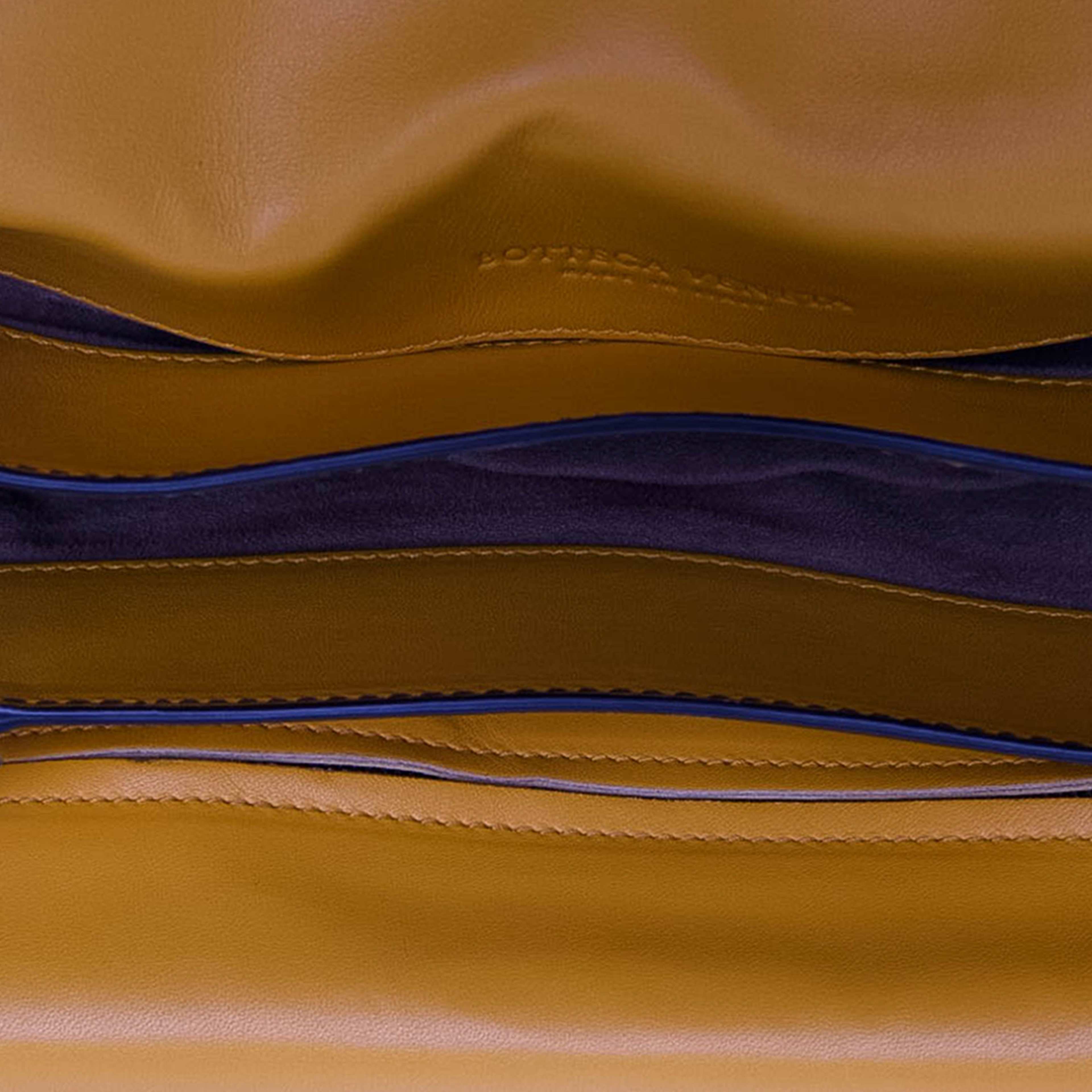 Bottega Veneta Medium Intrecciato Trimmed Nappa Piazza Top Handle Satchel, från Luxclusif, i färgen gul. Klicka för att öppna bilden i stort format