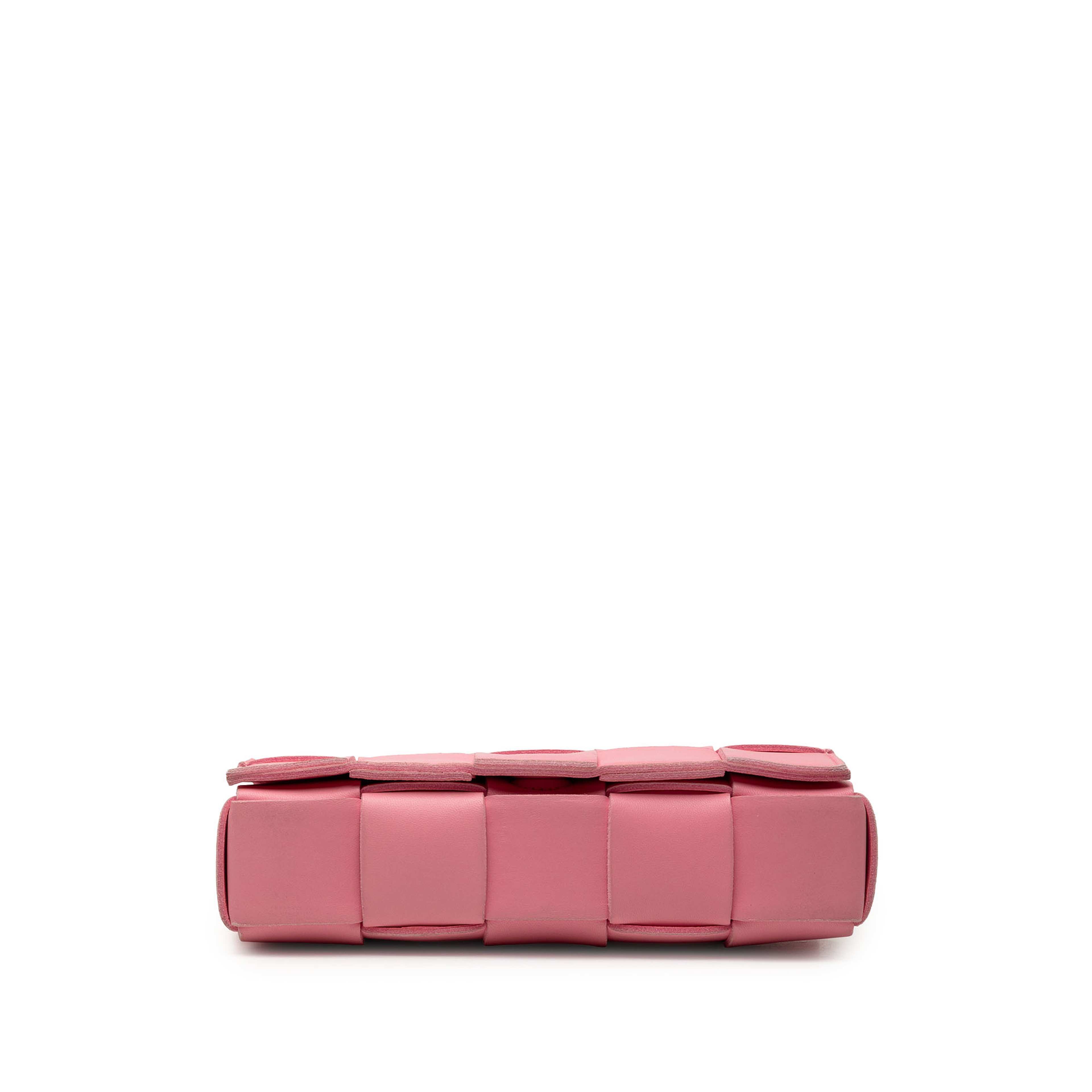 Bottega Veneta Small Nappa Intrecciato Cassette Crossbody, från Luxclusif, i färgen rosa. Klicka för att öppna bilden i stort format