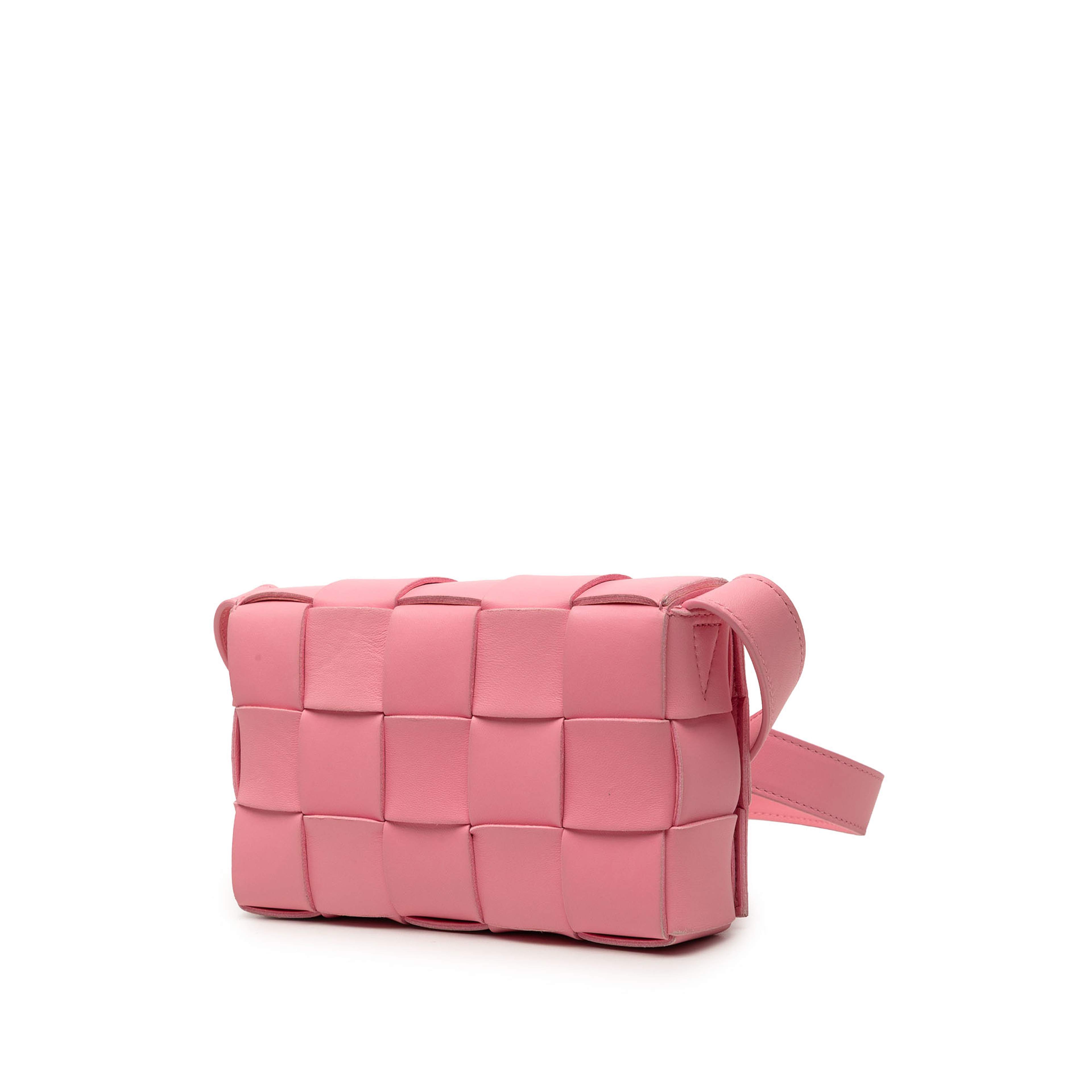Bottega Veneta Small Nappa Intrecciato Cassette Crossbody, från Luxclusif, i färgen rosa. Klicka för att öppna bilden i stort format