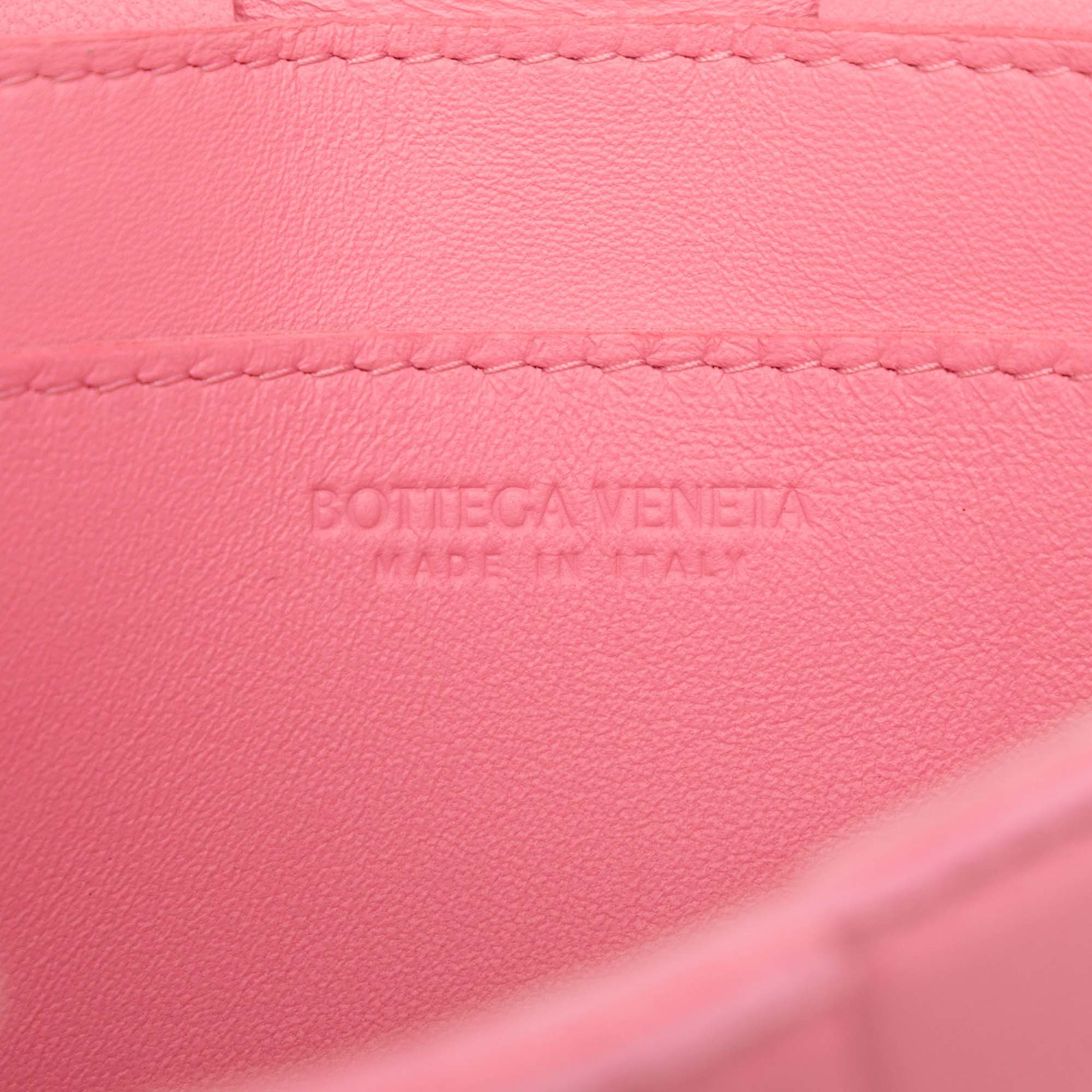 Bottega Veneta Small Nappa Intrecciato Cassette Crossbody, från Luxclusif, i färgen rosa. Klicka för att öppna bilden i stort format